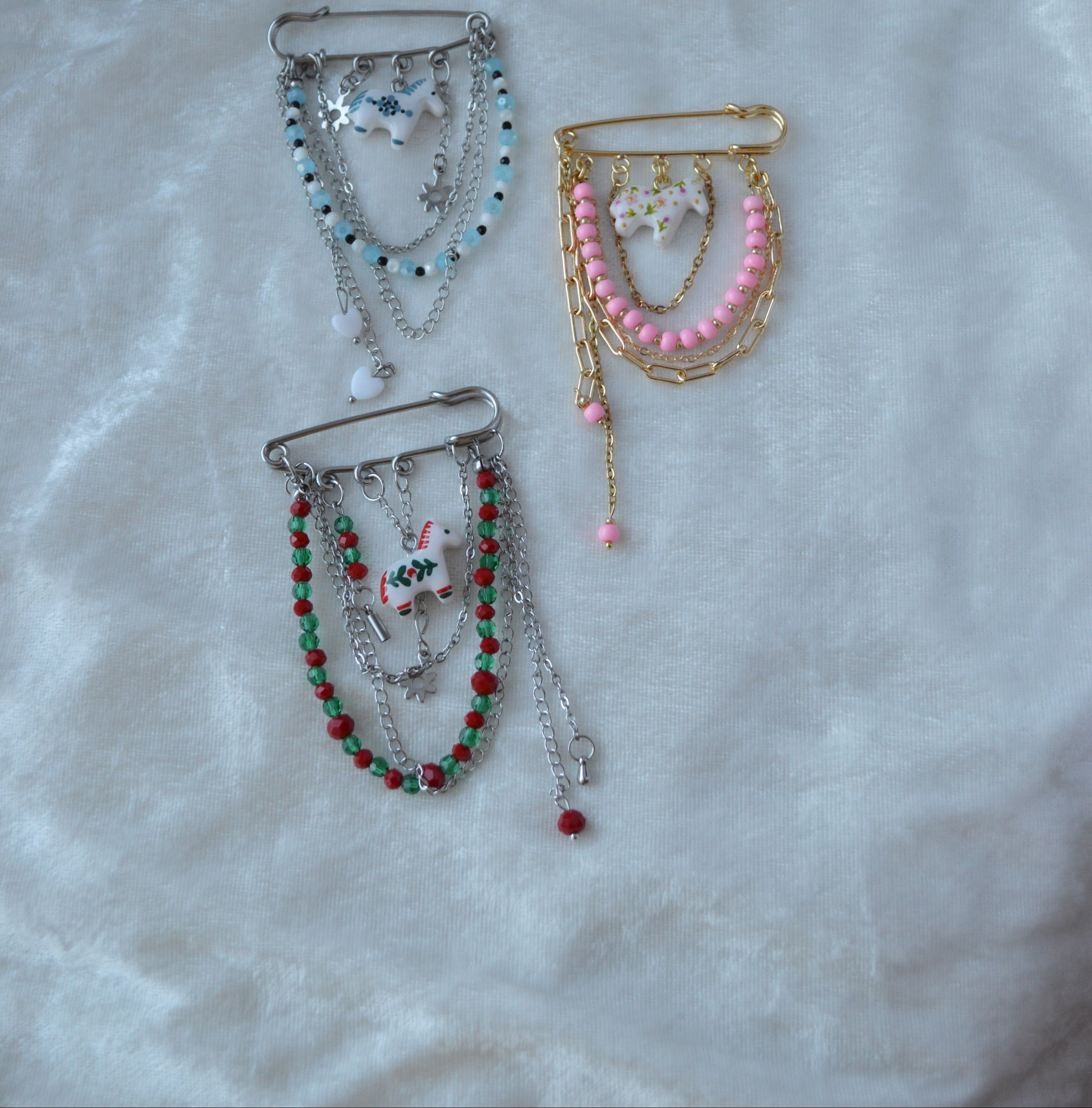 Брошка-булавка "Ланцюжок, коник, намистини". Чудовий подарунок. Украшения купить. Брошь оригинальная. Подарок. Что подарить. Брошь на кофте. Брошка-шпилька з коником