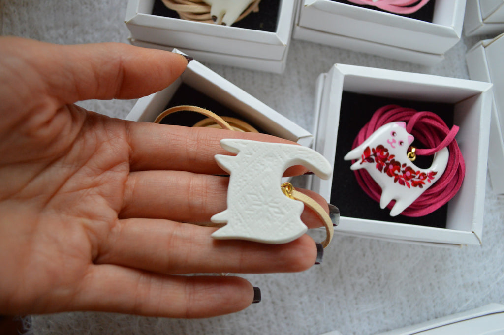 Підвіска "Котик з розписом". Купити прикрасу. Купити підвіс котик, кошеня. Прикраса з малюнком. Котик на шнурочку. Котик з розписом. Подвеска котик.