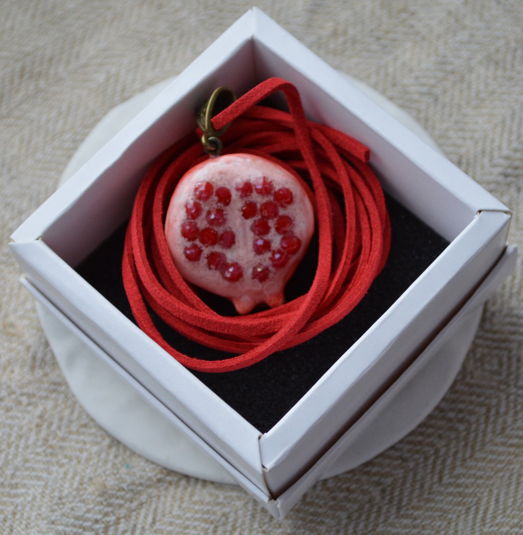 Підвіска "Гранат половинка". Прикраса у формі половинки граната. Прикраса гранат украшение. Виріб гранат изделие. Підвіс гранат подвес. Підвіска на шию кулон. Купити кулон для дівчини. 