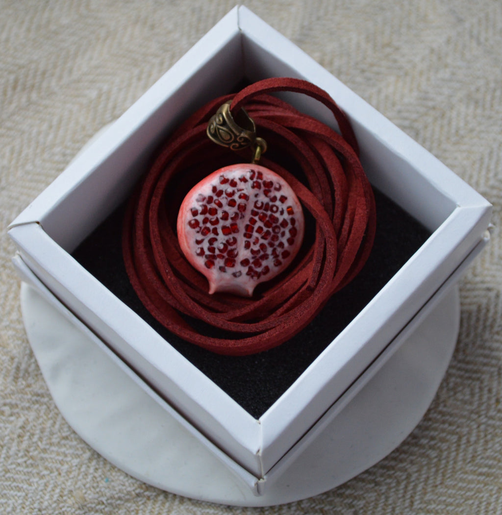 Підвіска "Гранат половинка". Прикраса у формі половинки граната. Прикраса гранат украшение. Виріб гранат изделие. Підвіс гранат подвес. Підвіска на шию кулон. Купити кулон для дівчини. 