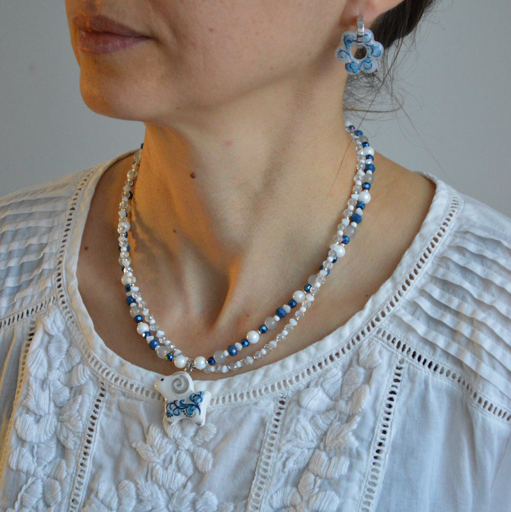 Набір "Намисто з баранцем + Сережки квітки". Прикраса ручної роботи. Намистини - натуральні річкові перлини. Баранець - з полімерної глини. Застібка - латунь з позолотою.