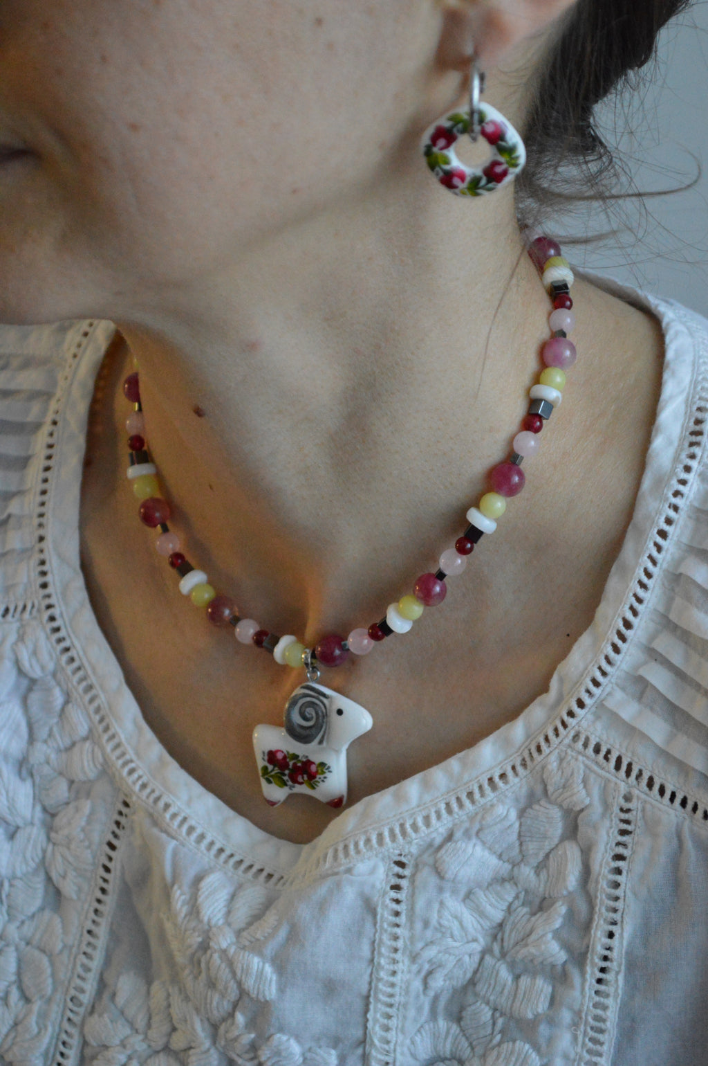 Набір "Намисто з баранцем + Сережки квітки". Прикраса ручної роботи. Намистини - натуральні річкові перлини. Баранець - з полімерної глини. Застібка - латунь з позолотою.