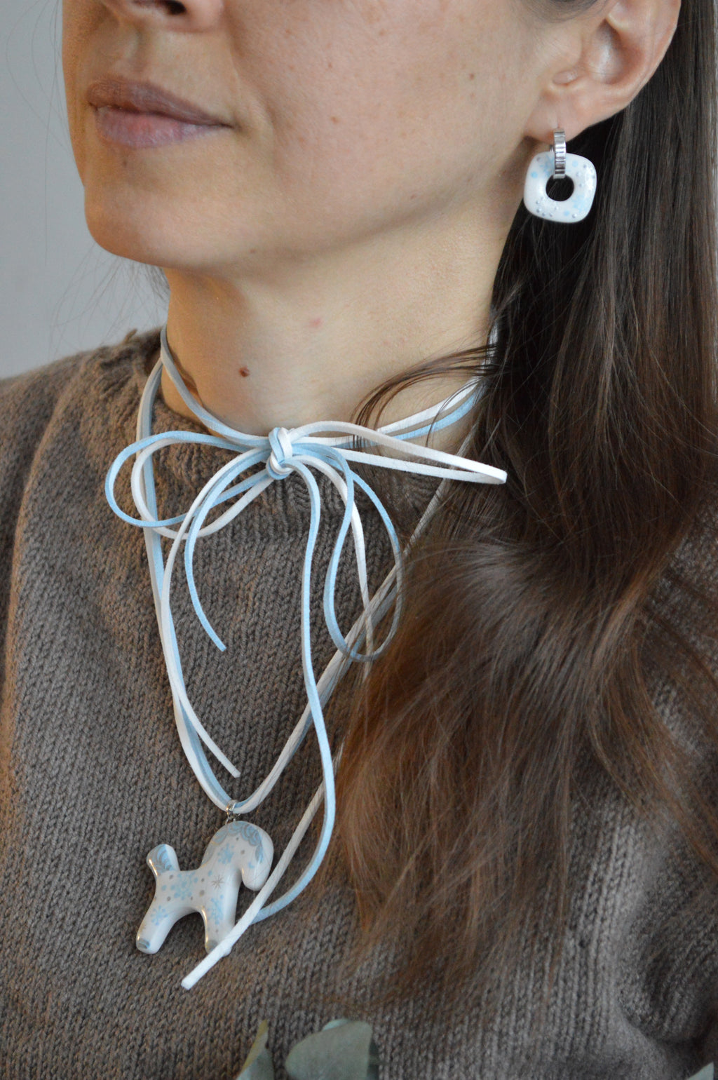 Набір прикрас "Баранчик + Сережки". Баранчик, сережки, фурнітура. Шнурочок. Сережки і підвіска баранчик. Розписний баранчик. Купити подарунок. Женские украшения бижутерия. Купити набори прикрас