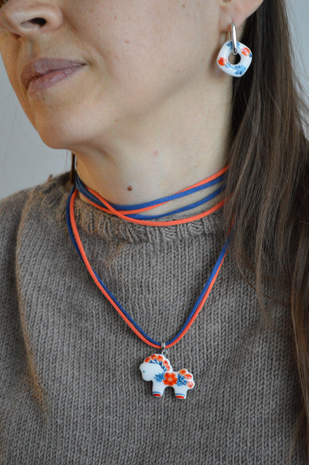 Набір прикрас "Баранчик + Сережки". Баранчик, сережки, фурнітура. Шнурочок. Сережки і підвіска баранчик. Розписний баранчик. Купити подарунок. Женские украшения бижутерия. Купити набори прикрас