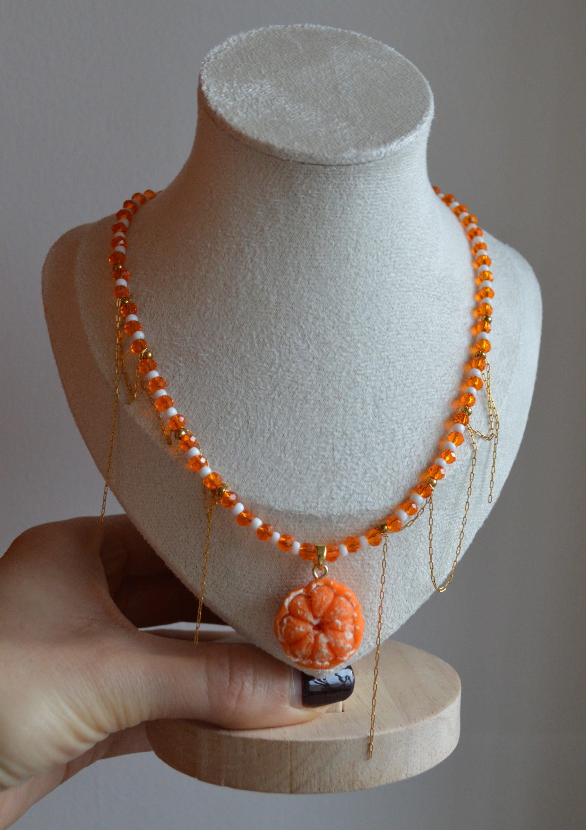 Набір "Намисто з мандаринкою + Сережки Мандаринки". Прикраса ручної роботи. Намистини - натуральні річкові перлини. Мандаринки - з полімерної глини. Застібка - латунь з позолотою.