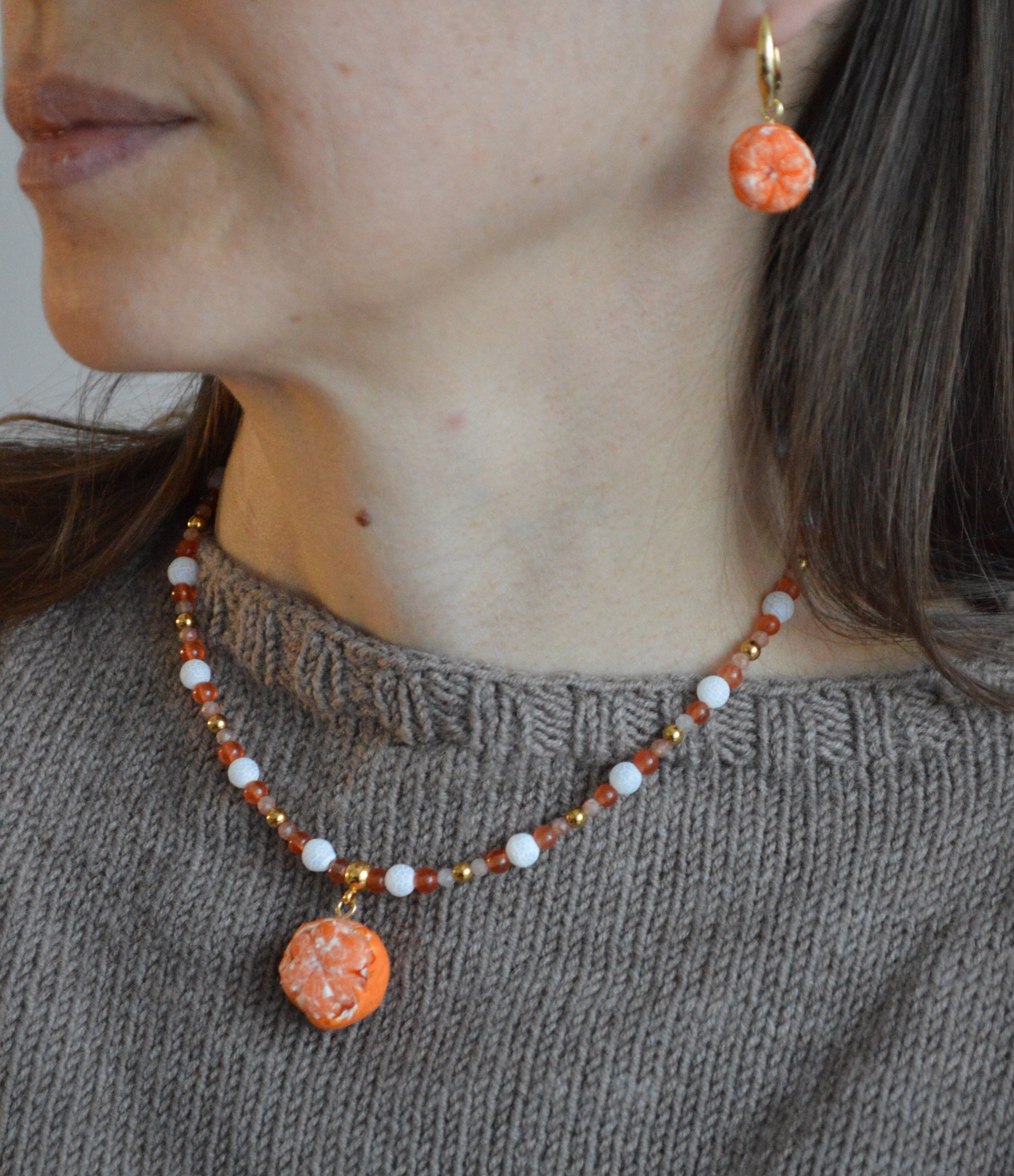 Набір "Намисто з мандаринкою + Сережки Мандаринки". Прикраса ручної роботи. Намистини - натуральні річкові перлини. Мандаринки - з полімерної глини. Застібка - латунь з позолотою.