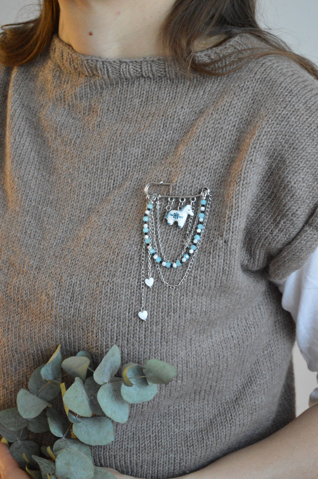 Брошка-булавка "Ланцюжок, коник, намистини". Чудовий подарунок. Украшения купить. Брошь оригинальная. Подарок. Что подарить. Брошь на кофте. Брошка-шпилька з коником