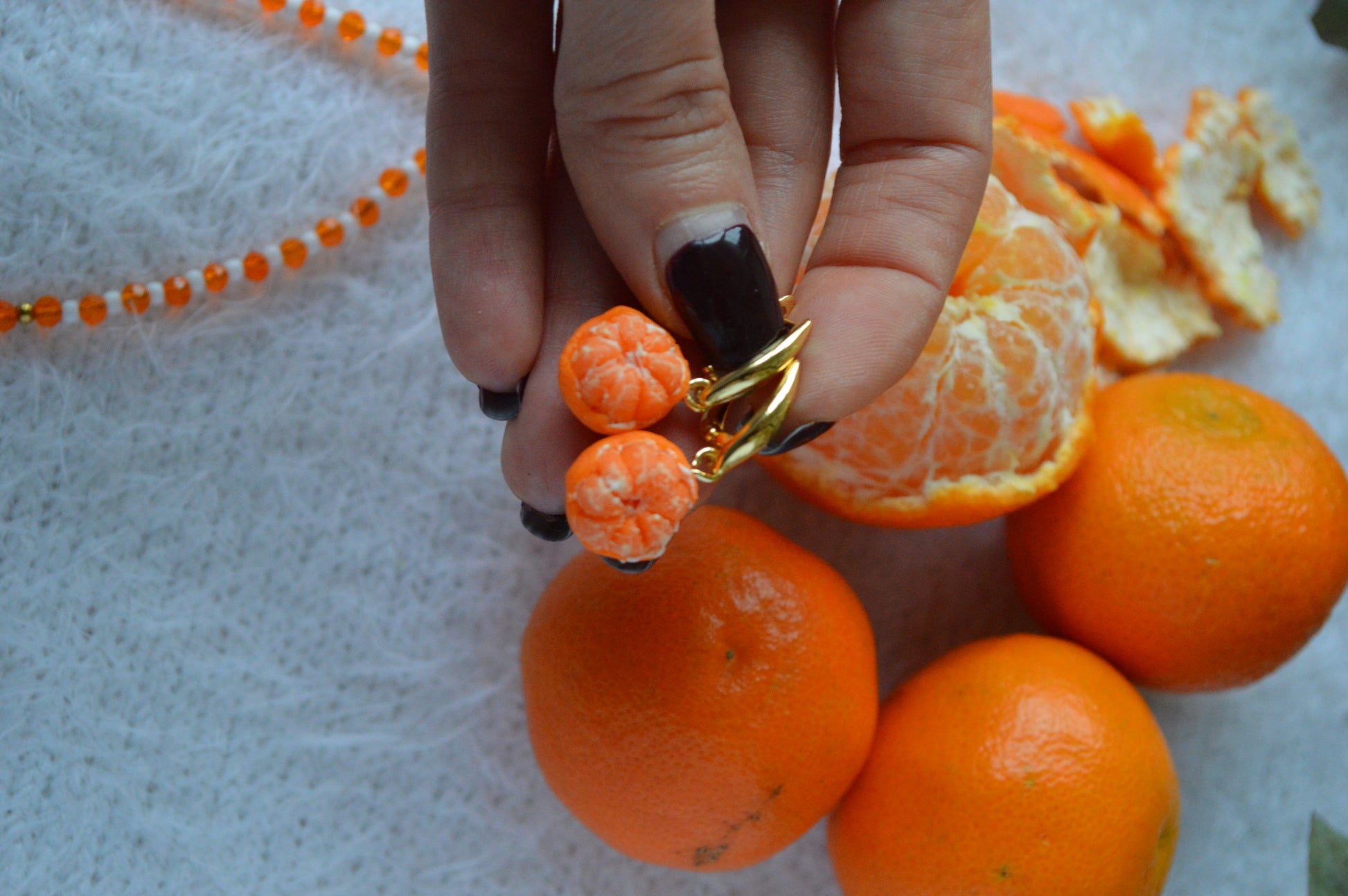 Набір "Намисто з мандаринкою + Сережки Мандаринки". Прикраса ручної роботи. Намистини - натуральні річкові перлини. Мандаринки - з полімерної глини. Застібка - латунь з позолотою.