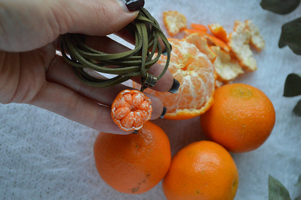 Підвіска "Мандаринка". Прикраса у формі мандаринки. Прикраса мандаринка украшение. Виріб мандаринка изделие. Підвіс мандарин подвес. Підвіска на шию кулон. Купити кулон для дівчини.