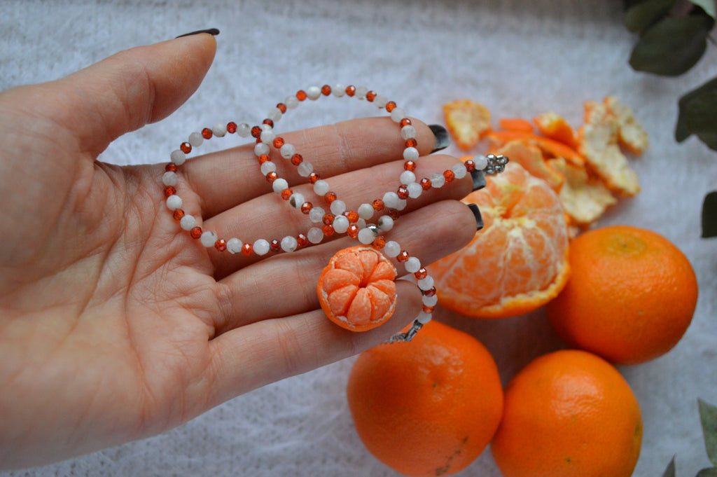 Набір "Намисто з мандаринкою + Сережки Мандаринки". Прикраса ручної роботи. Намистини - натуральні річкові перлини. Мандаринки - з полімерної глини. Застібка - латунь з позолотою.