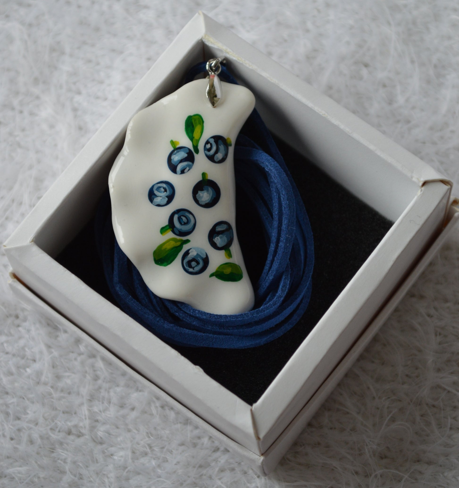 Підвіс вареник. Виріб вареник. Украшение вареник. Изделие вареник. Підвіска на синьому шнурку. Прикраса Вареник з малюнком чорниці