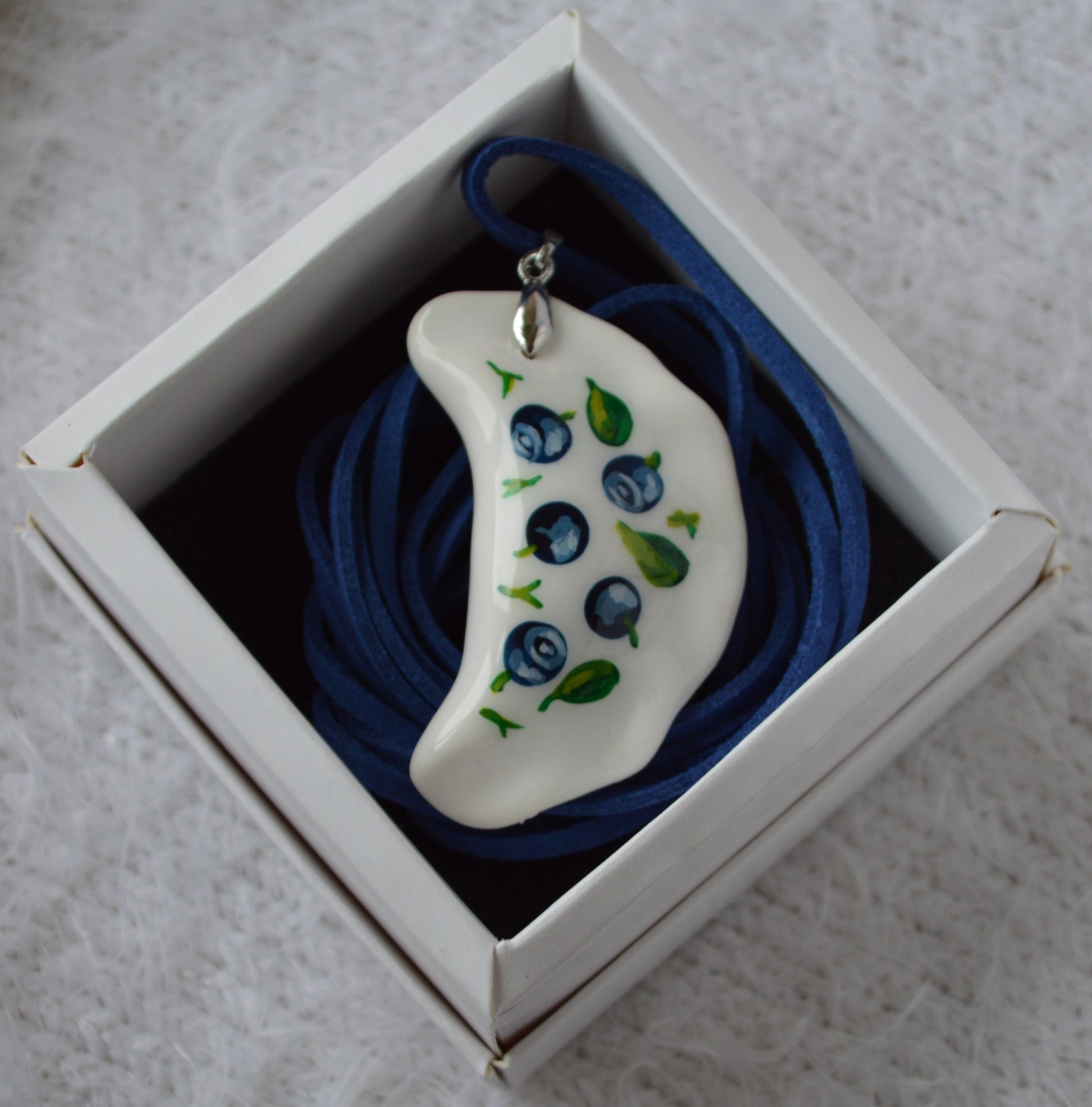 Підвіс вареник. Виріб вареник. Украшение вареник. Изделие вареник. Підвіска на синьому шнурку. Прикраса Вареник з малюнком чорниці