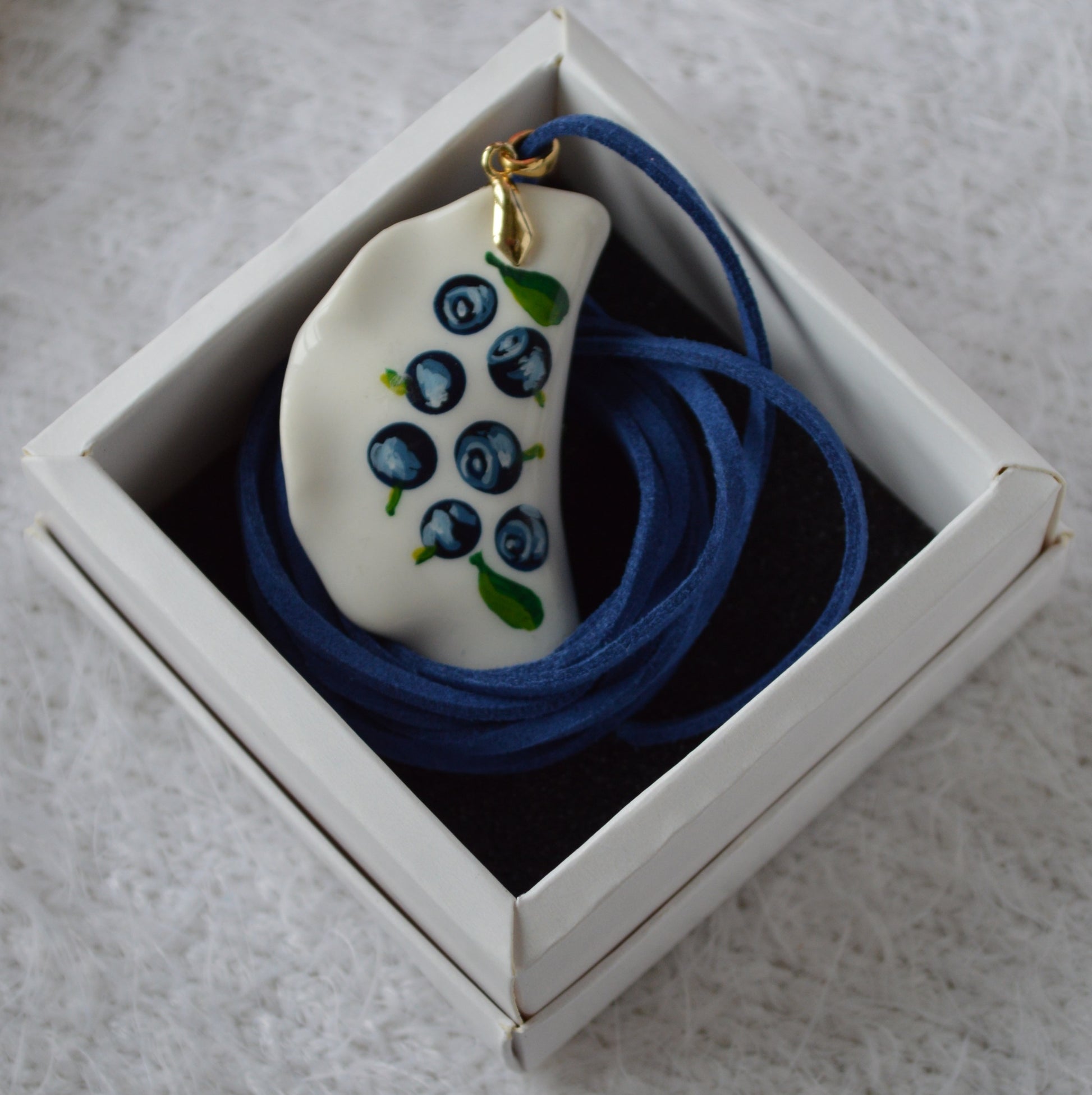 Підвіс вареник. Виріб вареник. Украшение вареник. Изделие вареник. Підвіска на синьому шнурку. Прикраса Вареник з малюнком чорниці