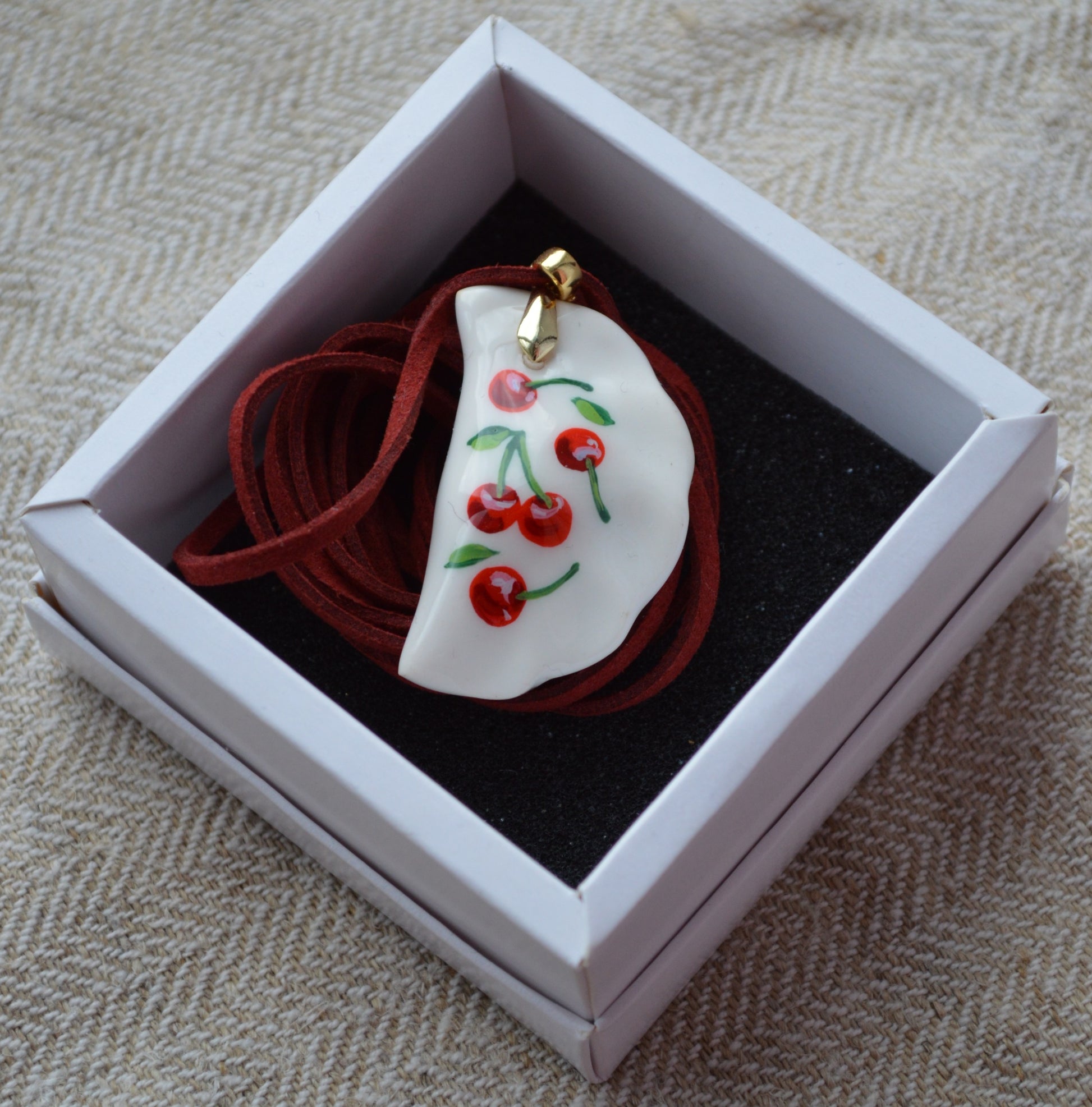 Підвіска "Вареник з малюнком вишень". Підвіс вареник. Виріб вареник з глини. Украшение кулон подвеска. Украшение вареник. Изделие из глины. Підвіска на червоному шнурку Прикраса на шиї Вареник з малюнком вишень