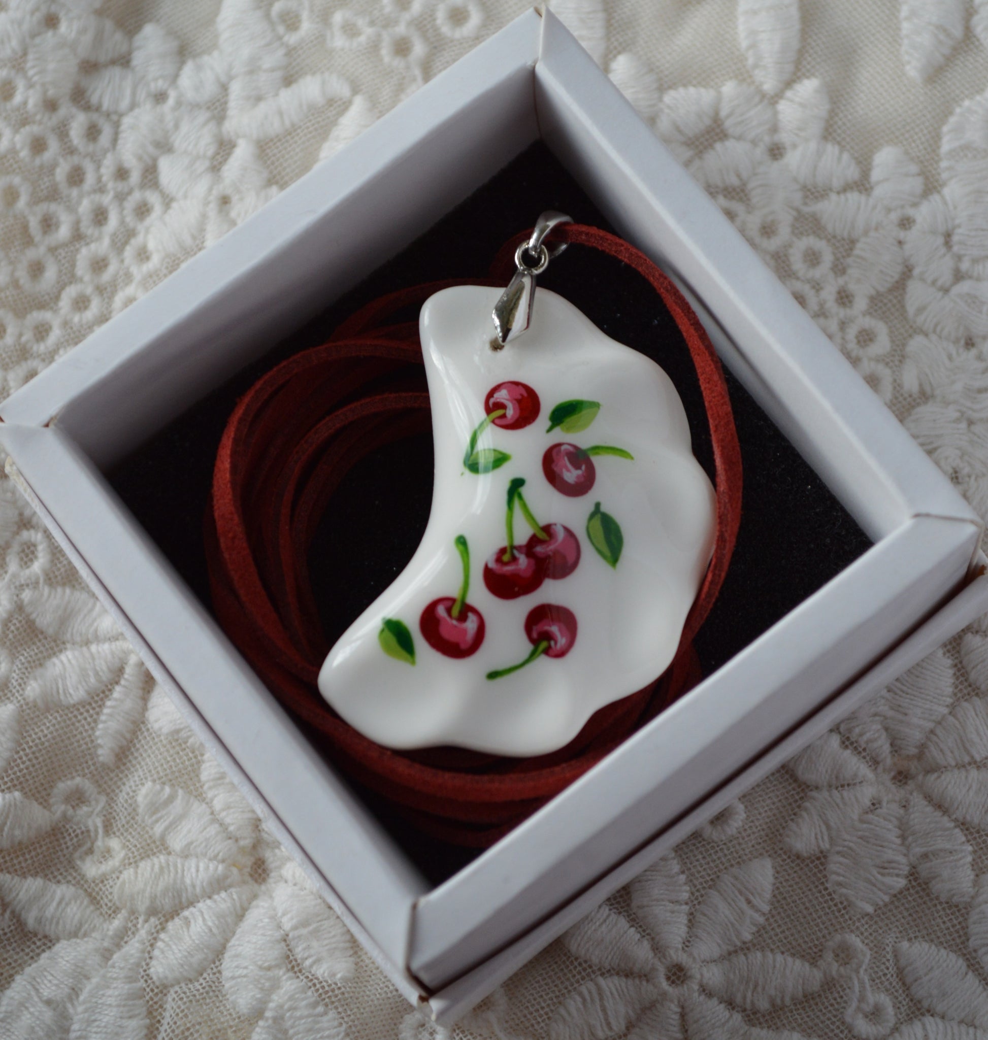 Підвіска "Вареник з малюнком вишень". Підвіс вареник. Виріб вареник з глини. Украшение кулон подвеска. Украшение вареник. Изделие из глины. Підвіска на червоному шнурку Прикраса на шиї Вареник з малюнком вишень