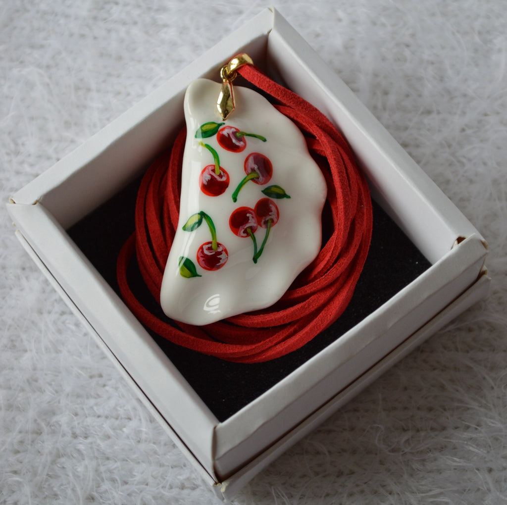 Підвіска "Вареник з малюнком вишень". Підвіс вареник. Виріб вареник з глини. Украшение кулон подвеска. Украшение вареник. Изделие из глины. Підвіска на червоному шнурку Прикраса на шиї Вареник з малюнком вишень