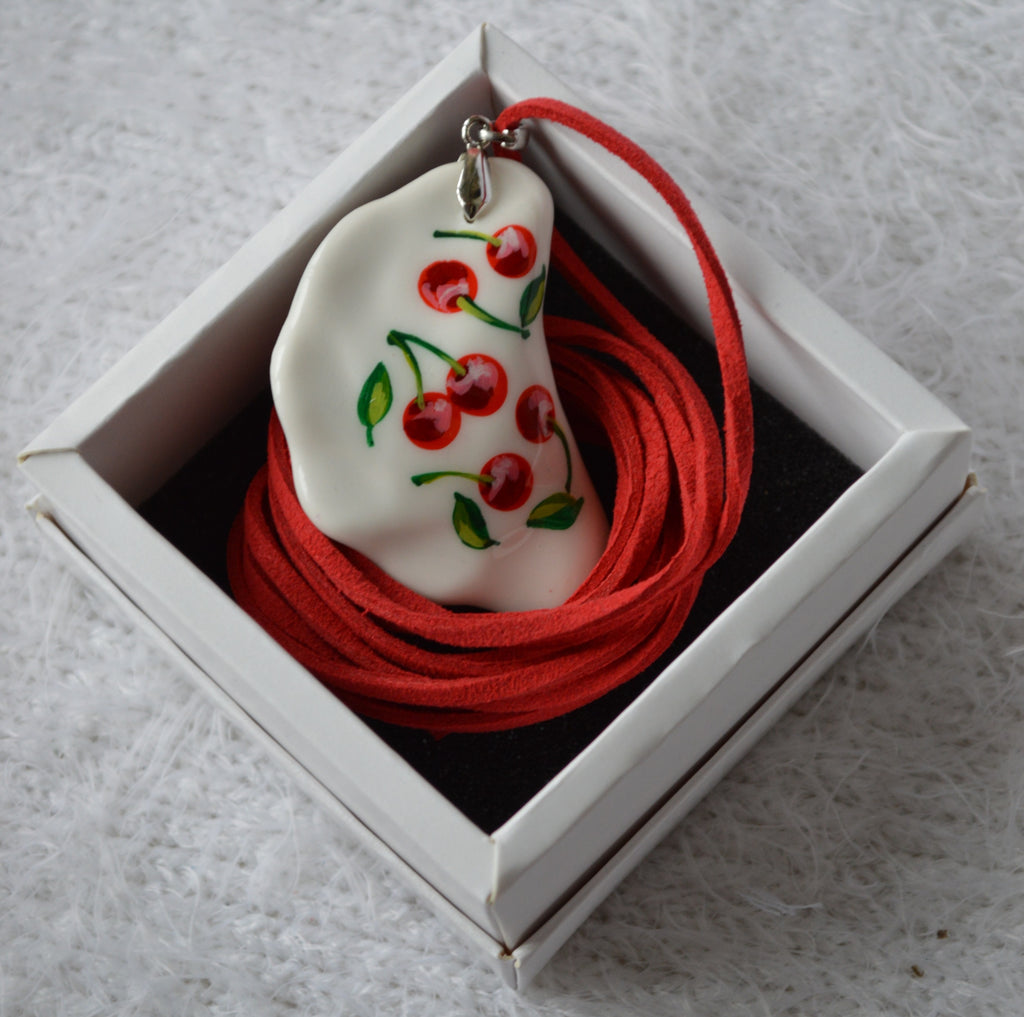 Підвіска "Вареник з малюнком вишень". Підвіс вареник. Виріб вареник з глини. Украшение кулон подвеска. Украшение вареник. Изделие из глины. Підвіска на червоному шнурку Прикраса на шиї Вареник з малюнком вишень