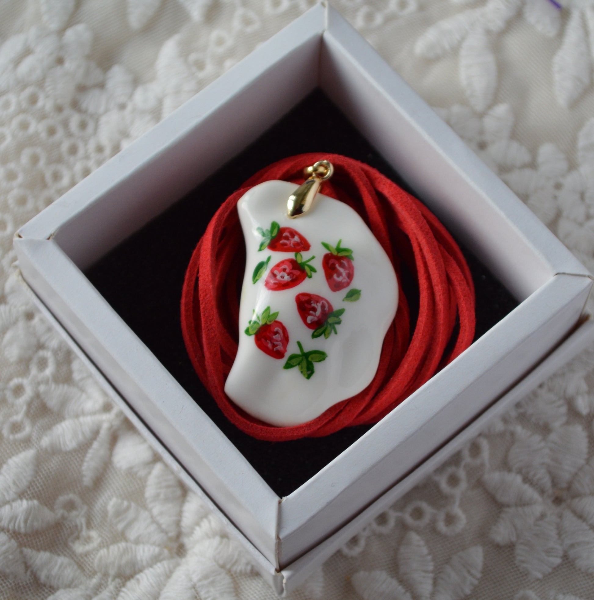 Підвіска на шнурку "Вареник з малюнком полуниць". Підвіс вареник підвіска. Виріб вареник з глини. Украшение кулон подвеска. Украшение вареник. Изделие из глины.