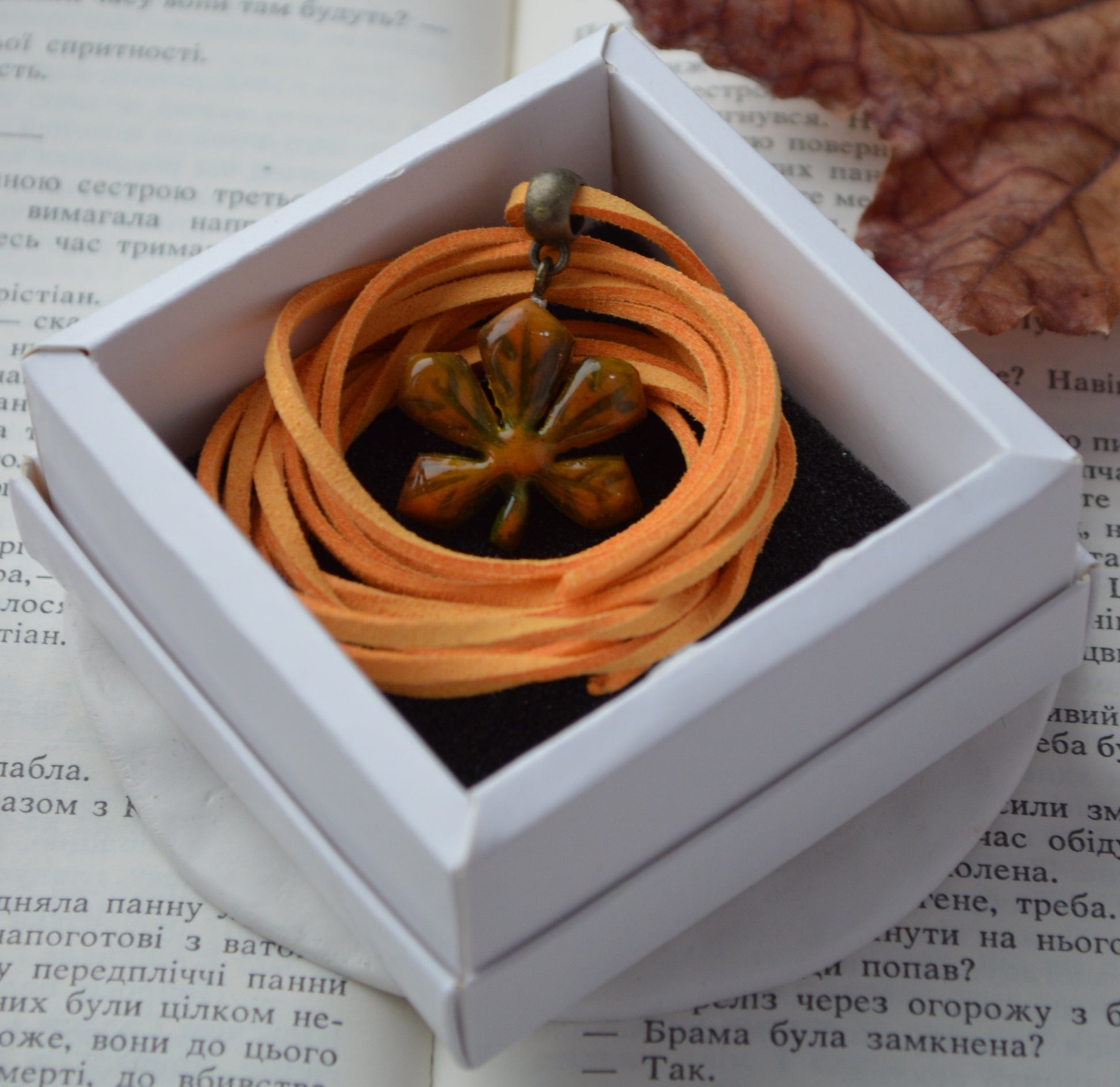 Украшения на шею купить. Прикраса у формі каштанового листка. Київський каштан.  Киевский каштановый листочек. Підвіска каштановий листок. Розмальваний листок. Прикраса ручної роботи з запікаємої поліменої глини. Шнурок - екозамша.