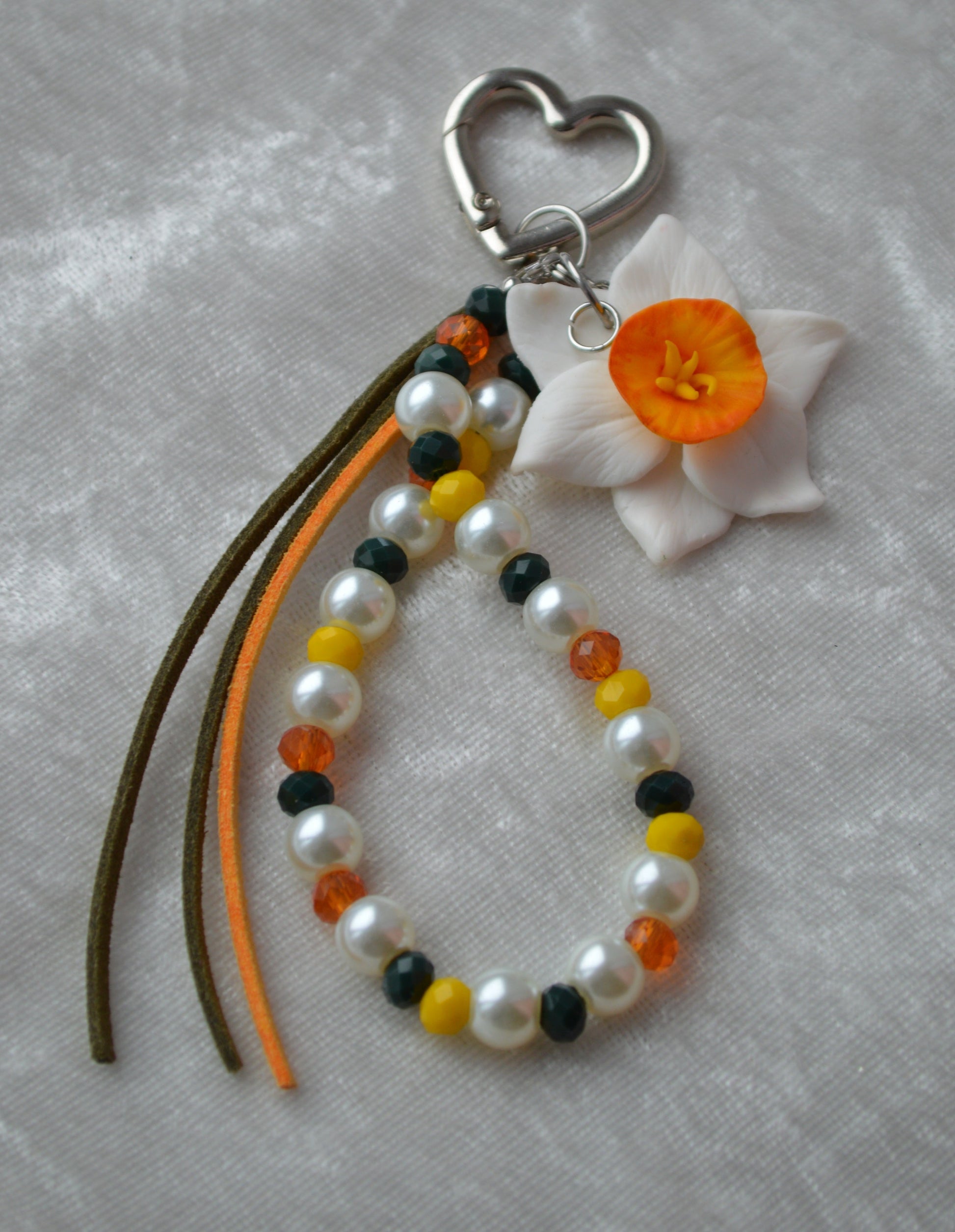 Брелок підвіс дармовис "Квітка" ручної роботи з полімерної глини. Український дизайн з традиційними мотивами. Легкий, міцний, гіпоалергенний. Ідеальний аксесуар для сумки та ключів. Автентичний подарунок з українським характером.