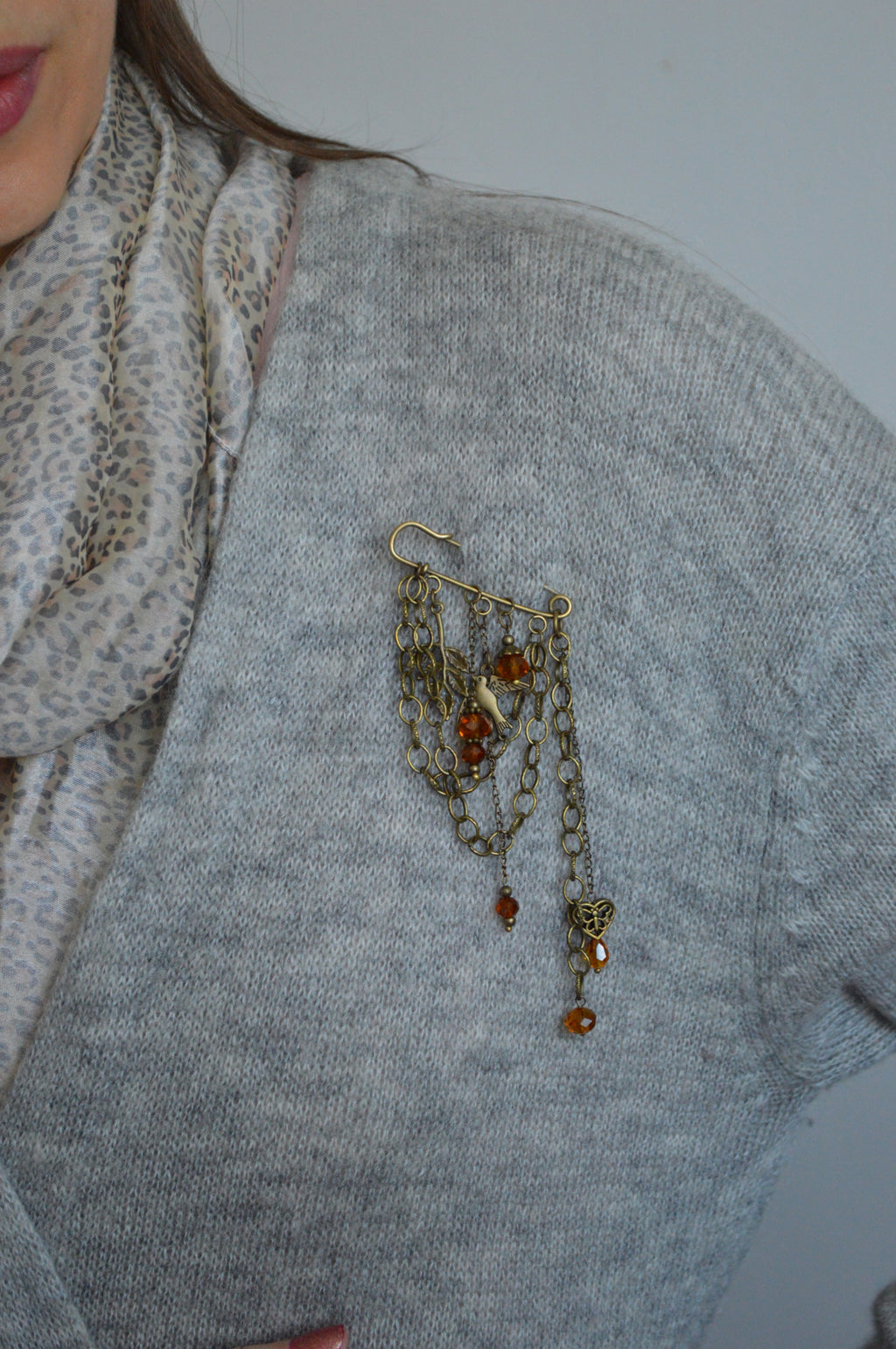 Брошка-булавка з бронзовими фігурками. Унікальна авторська прикраса. Купити подарунок з українським мотивом. Украшения купить. Брошь оригинальная. Подарок. Что подарить. Брошь на кофте.