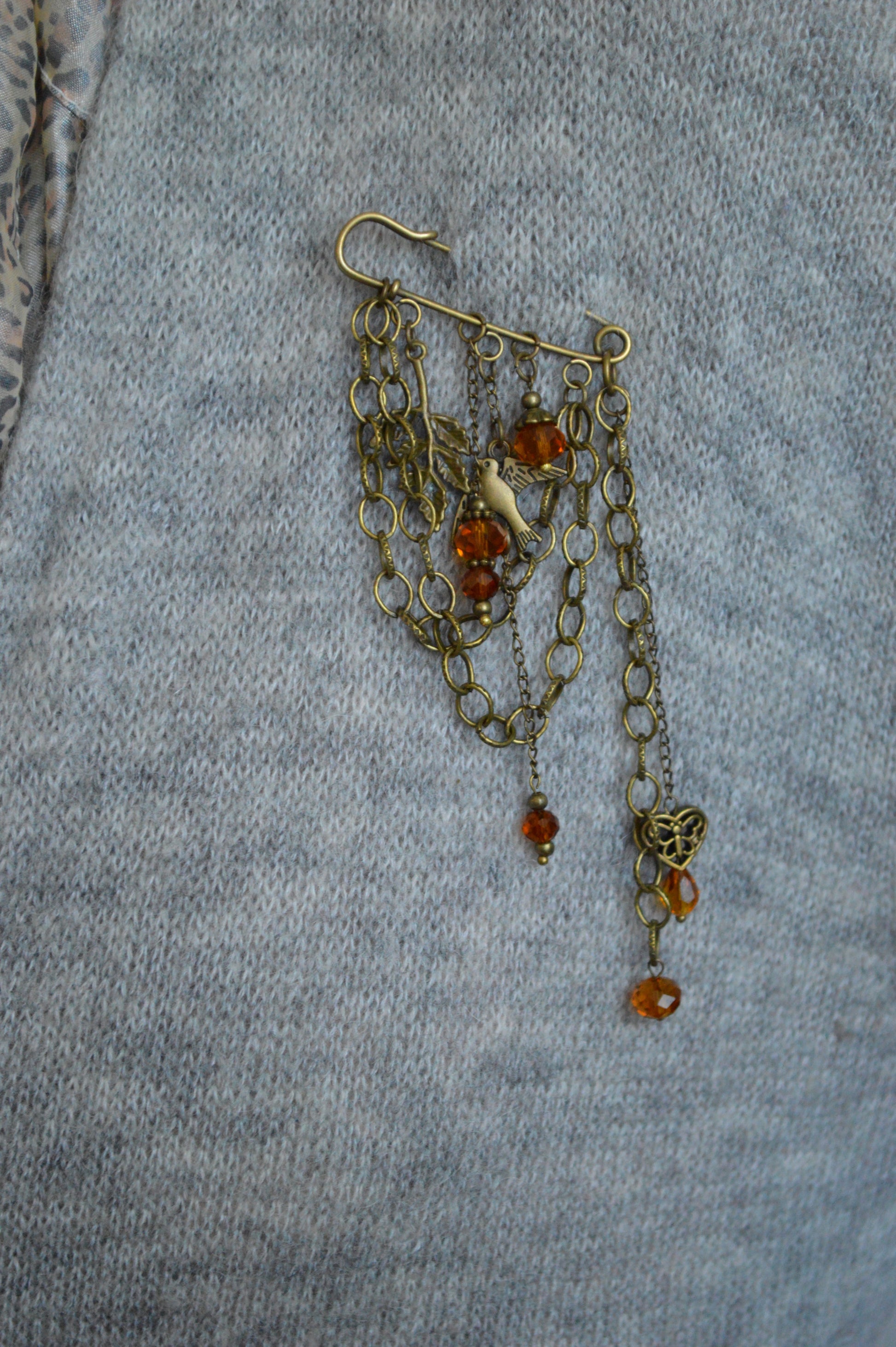 Брошка-булавка з бронзовими фігурками птахів, тварин. Унікальна авторська прикраса. Купити подарунок з українським мотивом. Украшения купить. Брошь оригинальная. Подарок. Что подарить. Брошь на кофте.