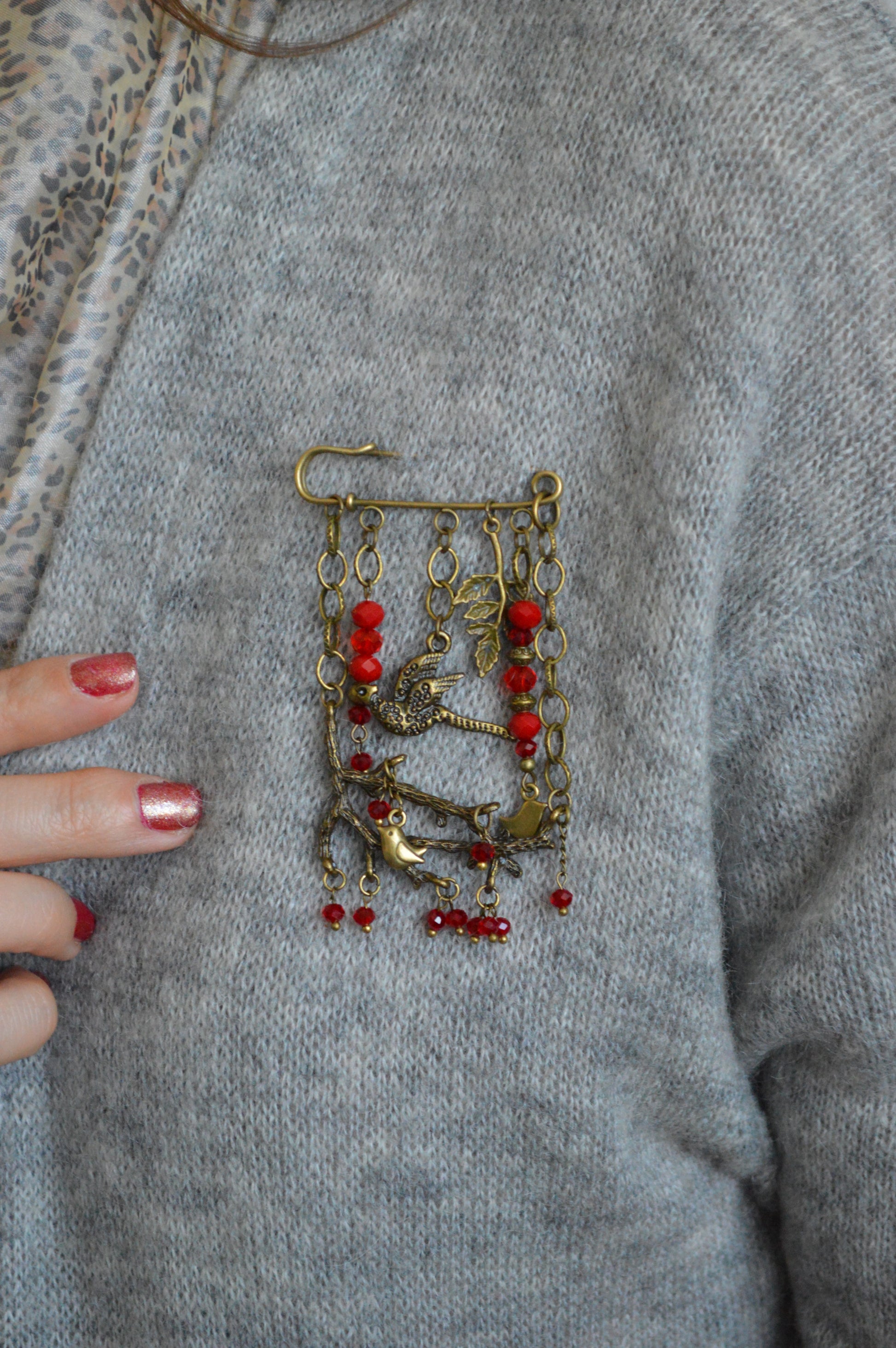 Брошка-булавка з бронзовими фігурками птахів, тварин. Унікальна авторська прикраса. Купити подарунок з українським мотивом. Украшения купить. Брошь оригинальная. Подарок. Что подарить. Брошь на кофте.