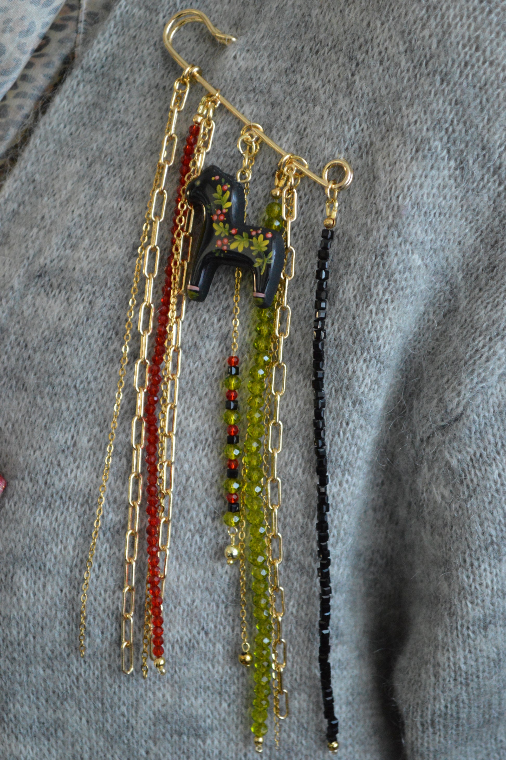 Брошка-булавка "Ланцюжок, коник, намистини". Чудовий подарунок. Украшения купить. Брошь оригинальная. Подарок. Что подарить. Брошь на кофте. Брошка-шпилька з коником