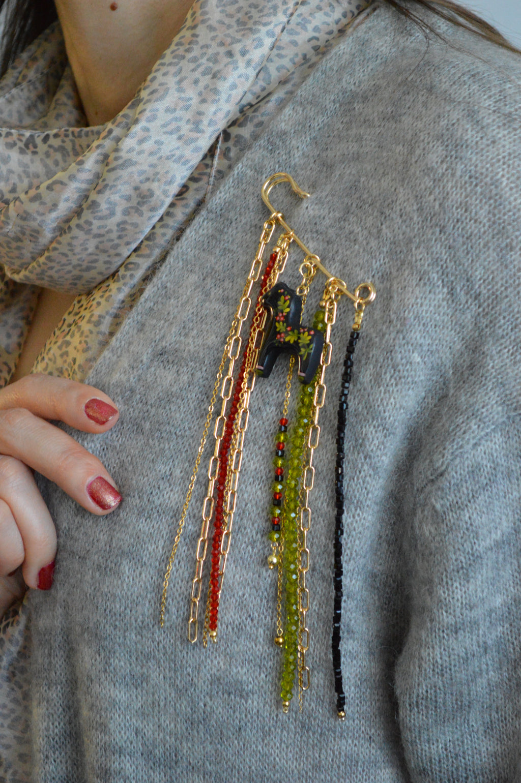 Брошка-булавка "Ланцюжок, коник, намистини". Чудовий подарунок. Украшения купить. Брошь оригинальная. Подарок. Что подарить. Брошь на кофте. Брошка-шпилька з коником