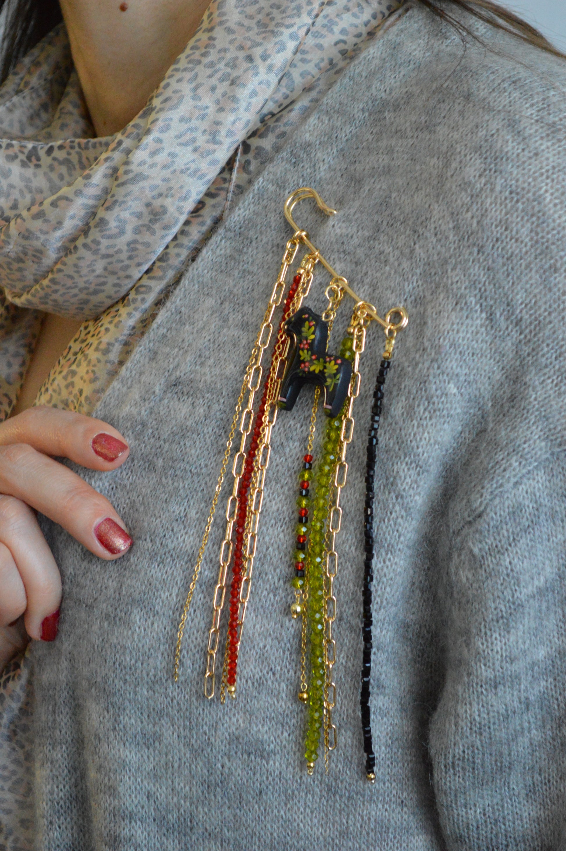 Брошка-булавка "Ланцюжок, коник, намистини". Чудовий подарунок. Украшения купить. Брошь оригинальная. Подарок. Что подарить. Брошь на кофте. Брошка-шпилька з коником