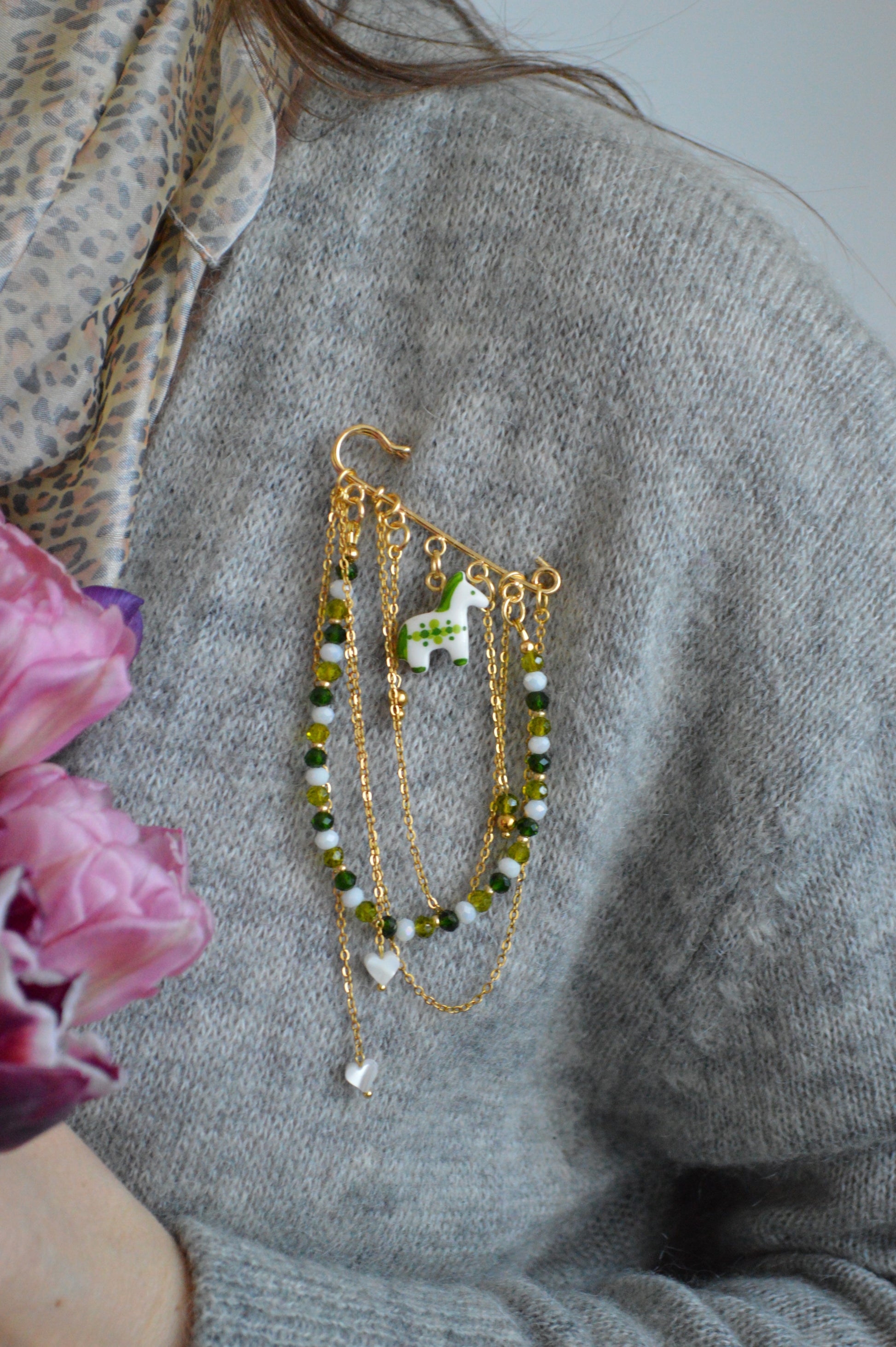 Брошка-булавка "Ланцюжок, коник, намистини". Чудовий подарунок. Украшения купить. Брошь оригинальная. Подарок. Что подарить. Брошь на кофте. Брошка-шпилька з коником