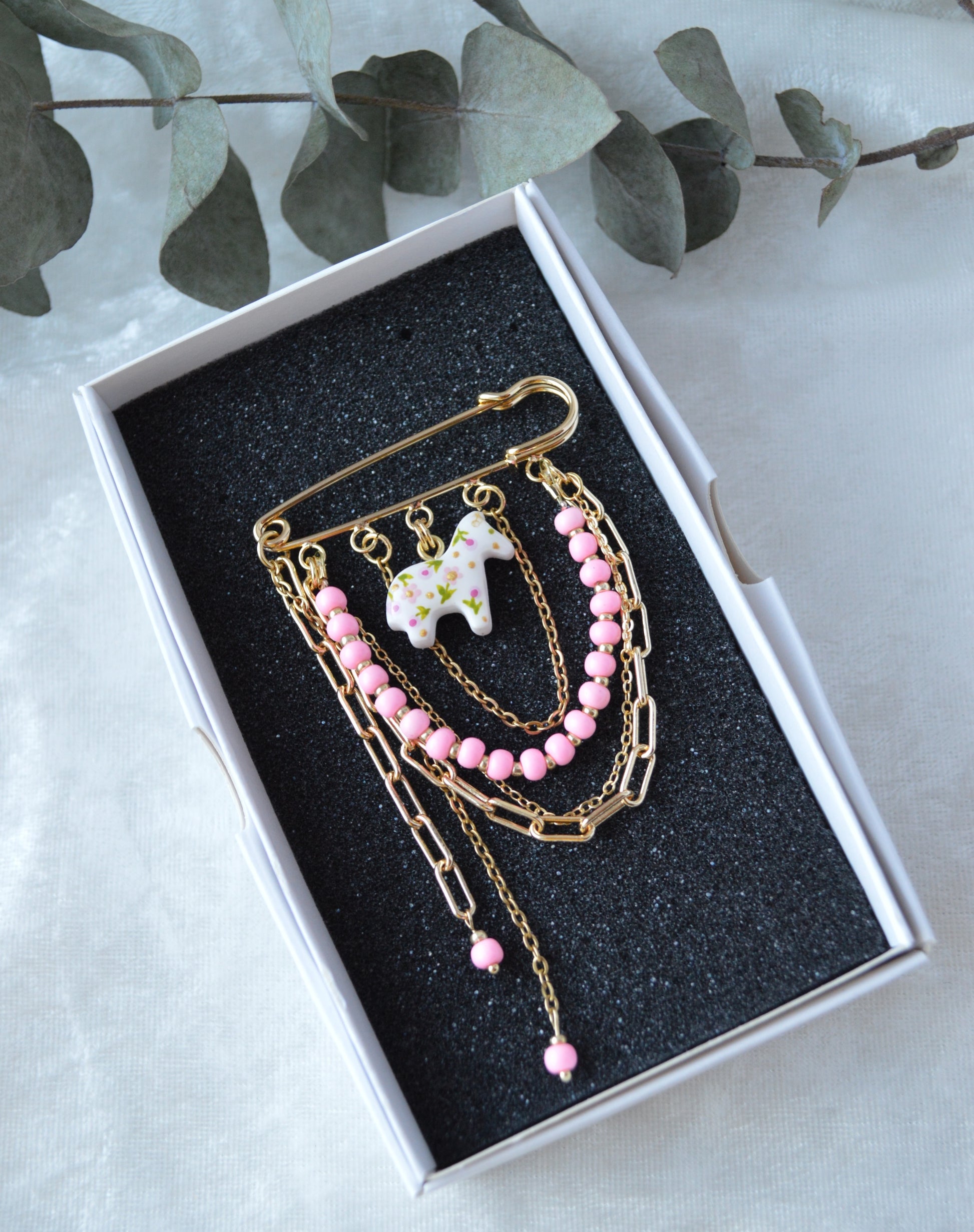 Брошка-булавка "Ланцюжок, коник, намистини". Чудовий подарунок. Украшения купить. Брошь оригинальная. Подарок. Что подарить. Брошь на кофте. Брошка-шпилька з коником