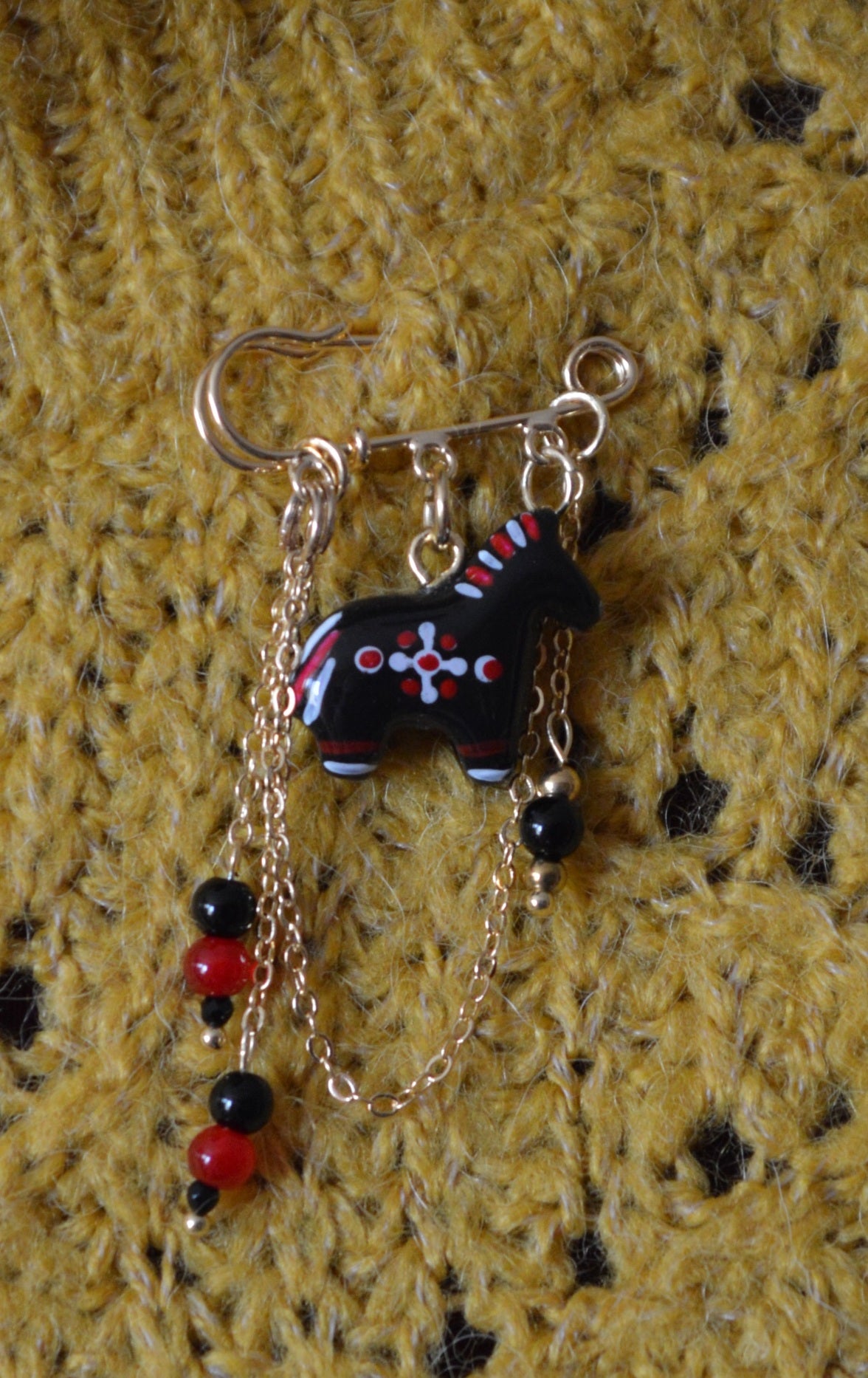 Брошка-булавка "Ланцюжок, коник, намистини". Чудовий подарунок. Украшения купить. Брошь оригинальная. Подарок. Что подарить. Брошь на кофте. Брошка-шпилька з коником