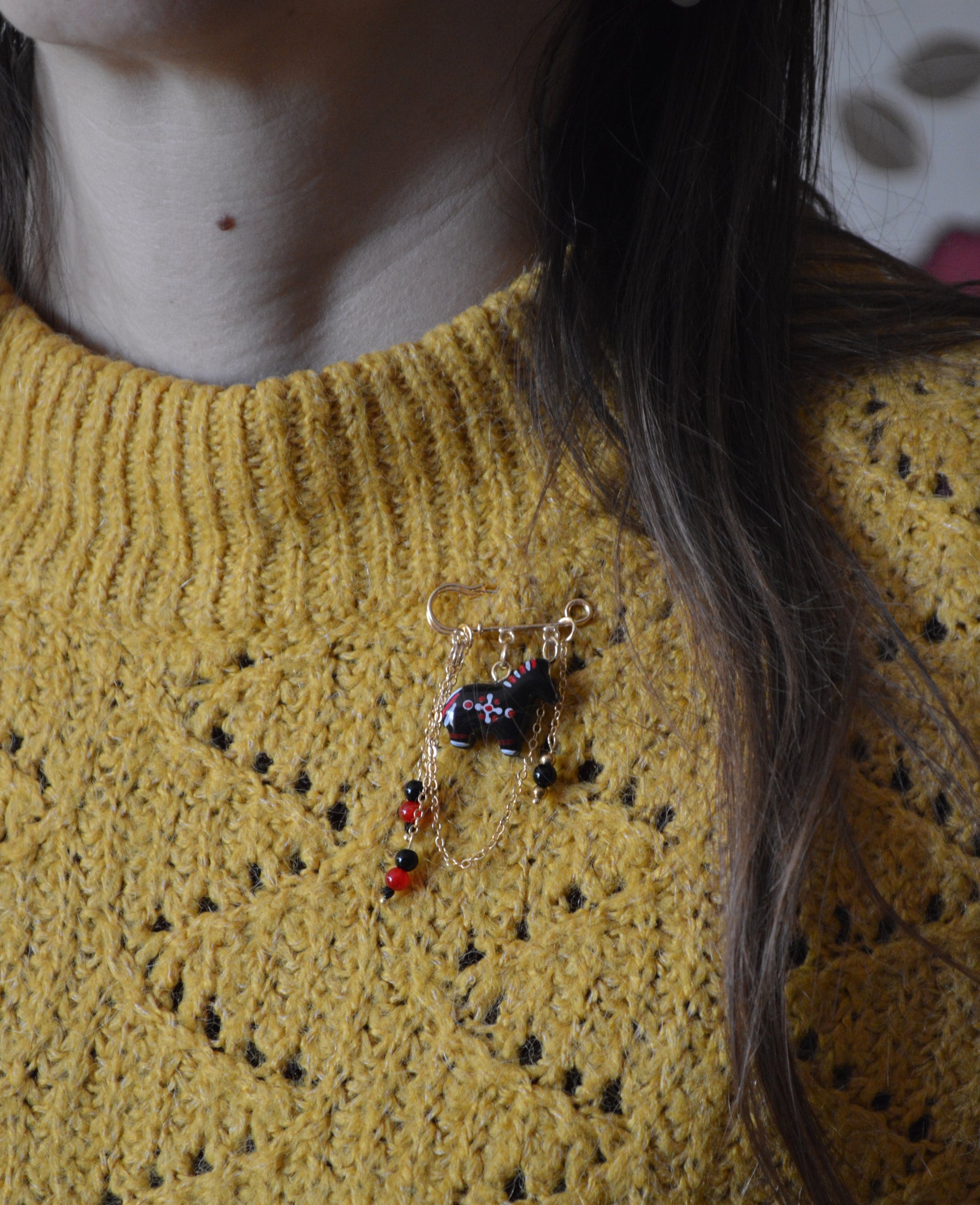 Брошка-булавка "Ланцюжок, коник, намистини". Чудовий подарунок. Украшения купить. Брошь оригинальная. Подарок. Что подарить. Брошь на кофте. Брошка-шпилька з коником