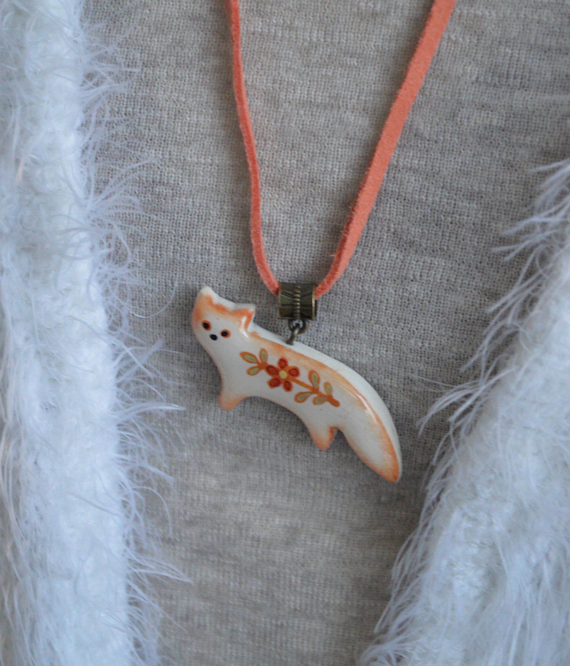 Підвіска "Лисичка з розписом". Підвіс "Лисичка з розписом" - прикраса ручної роботи із запікаємої поліменної глини. Прикраса, виріб лисичка. Розпис покритий епоксидною смолою. 