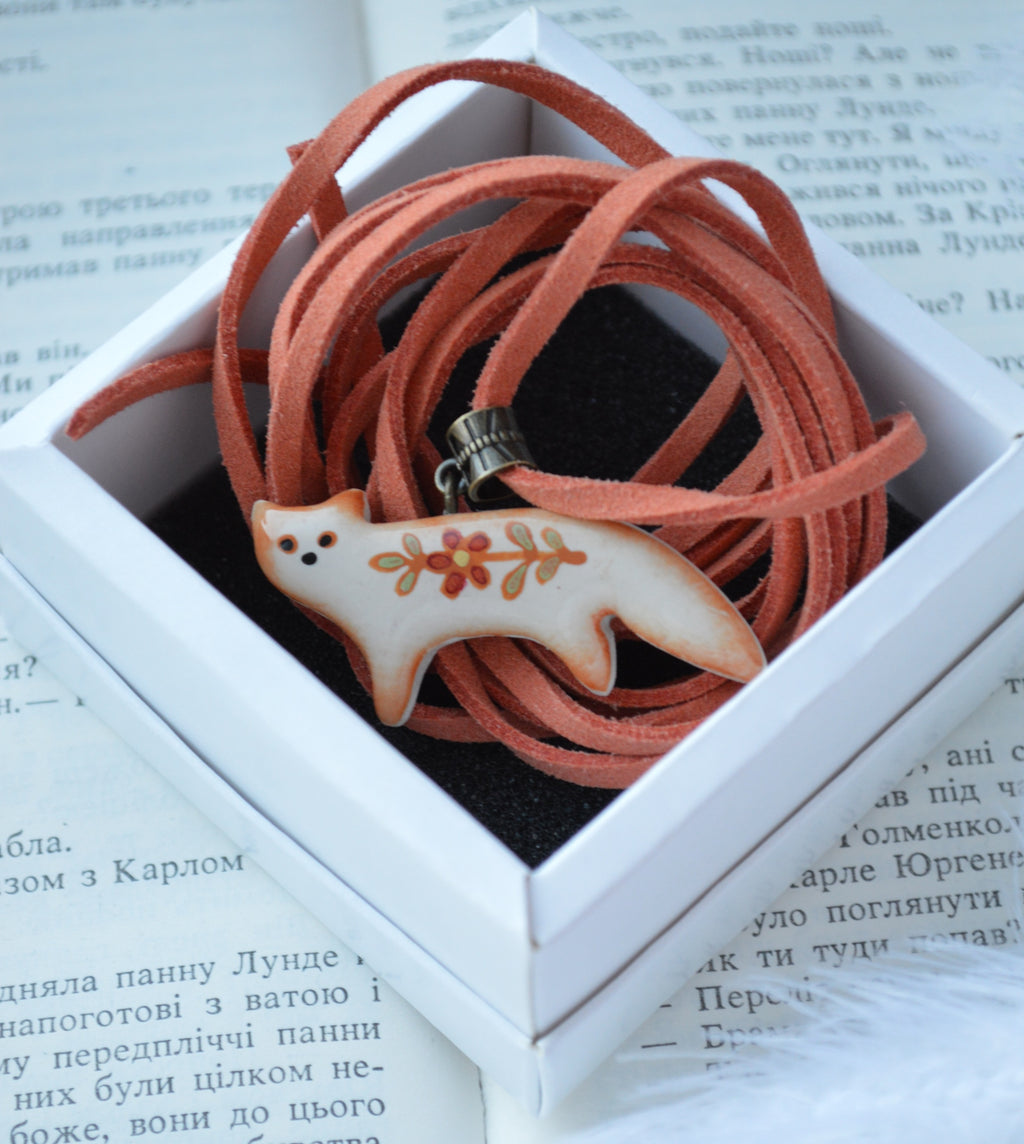 Підвіска "Лисичка з розписом". Підвіс "Лисичка з розписом" - прикраса ручної роботи із запікаємої поліменної глини. Прикраса, виріб лисичка. Розпис покритий епоксидною смолою. 