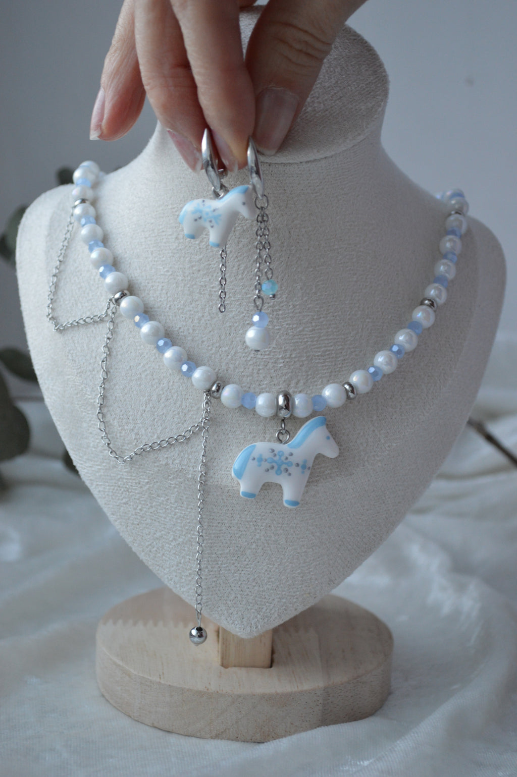 Набір "Намисто з коником + Сережки коник". Прикраса ручної роботи. Намистини - натуральні річкові перлини. Коники - з полімерної глини. Застібка - латунь з позолотою.