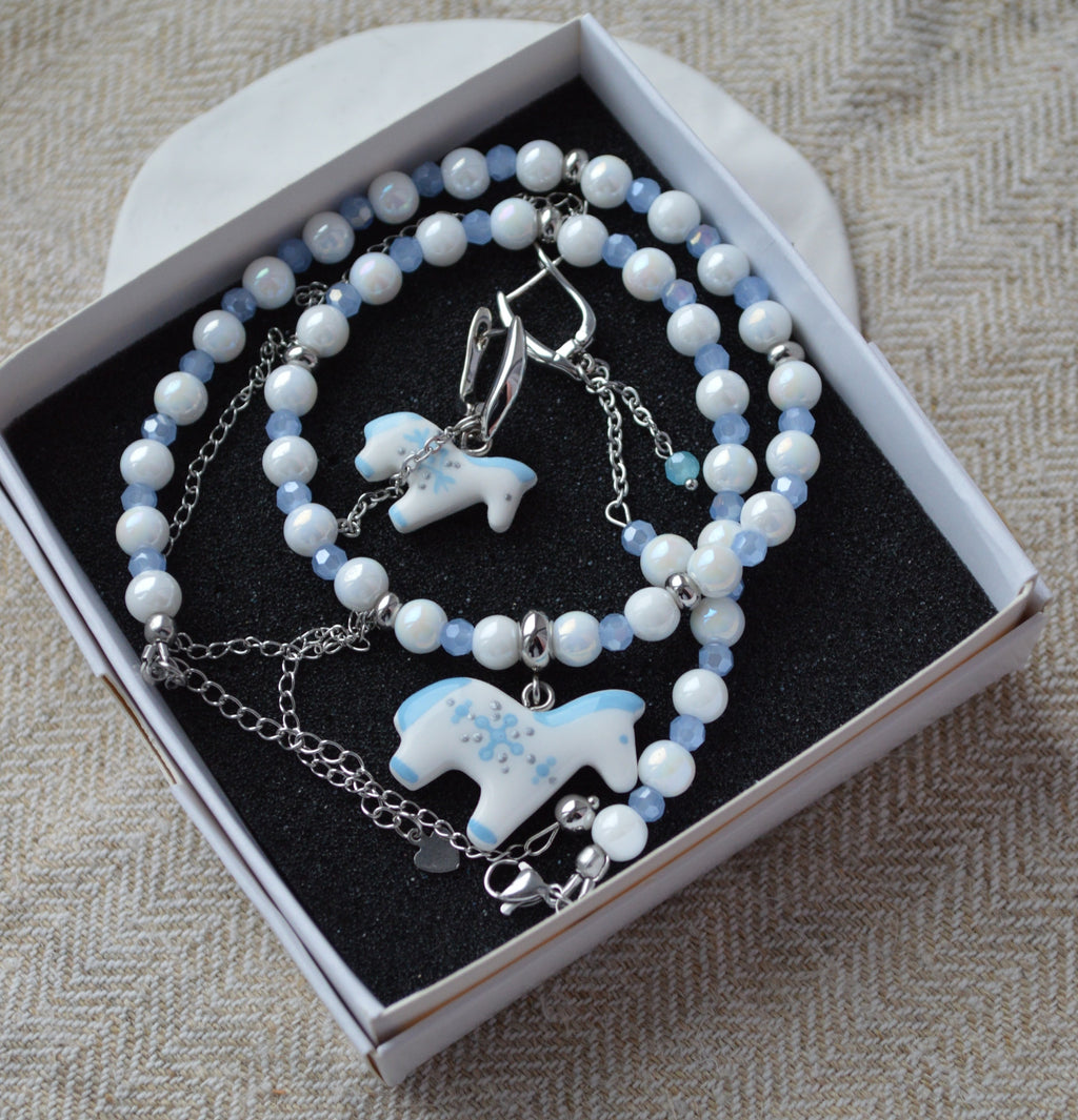 Набір "Намисто з коником + Сережки коник". Прикраса ручної роботи. Намистини - натуральні річкові перлини. Коники - з полімерної глини. Застібка - латунь з позолотою.