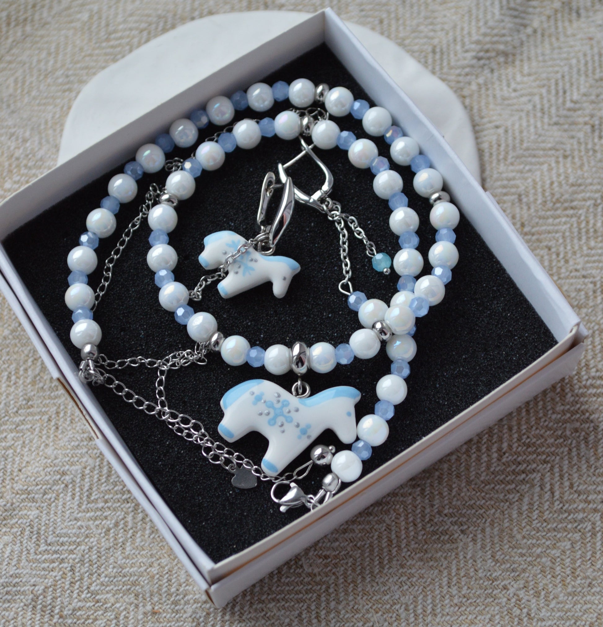 Набір "Намисто з коником + Сережки коник". Прикраса ручної роботи. Намистини - натуральні річкові перлини. Коники - з полімерної глини. Застібка - латунь з позолотою.