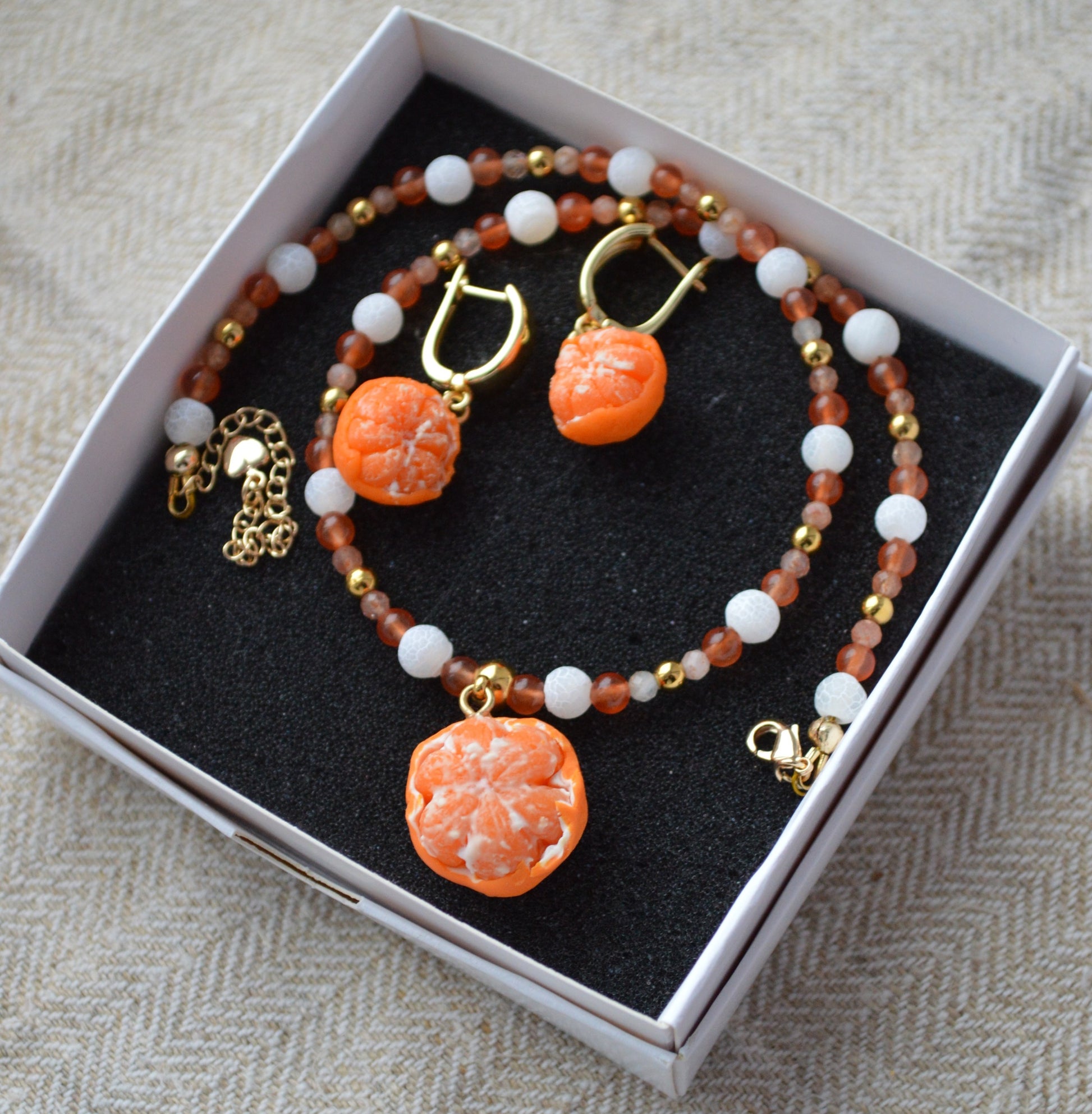 Набір "Намисто з мандаринкою + Сережки Мандаринки". Прикраса ручної роботи. Намистини - натуральні річкові перлини. Мандаринки - з полімерної глини. Застібка - латунь з позолотою.