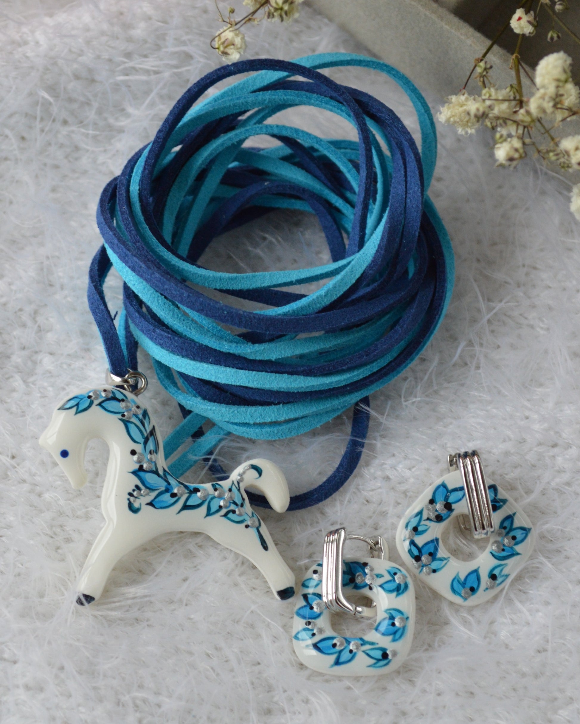 Набір прикрас "Коник + Сережки". Коники, сережки, фурнітура. Шнурочок. Сережки і підвіска коник. Розписний коник. Купити подарунок. Женские украшения бижутерия. Купити набори прикрас зі знижкою…