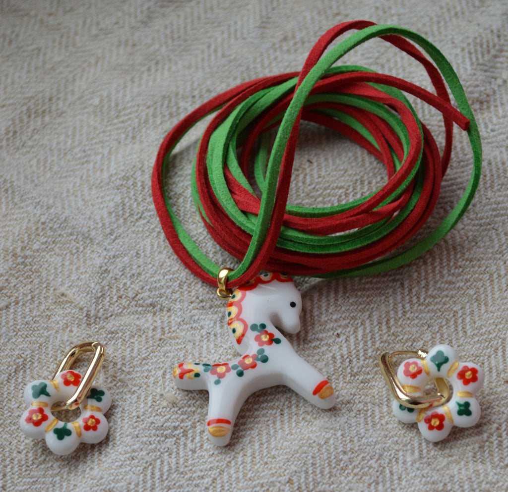 Набір прикрас "Коник + Сережки". Коники, сережки, фурнітура. Шнурочок. Сережки і підвіска коник. Розписний коник. Купити подарунок. Женские украшения бижутерия. Купити набори прикрас зі знижкою.