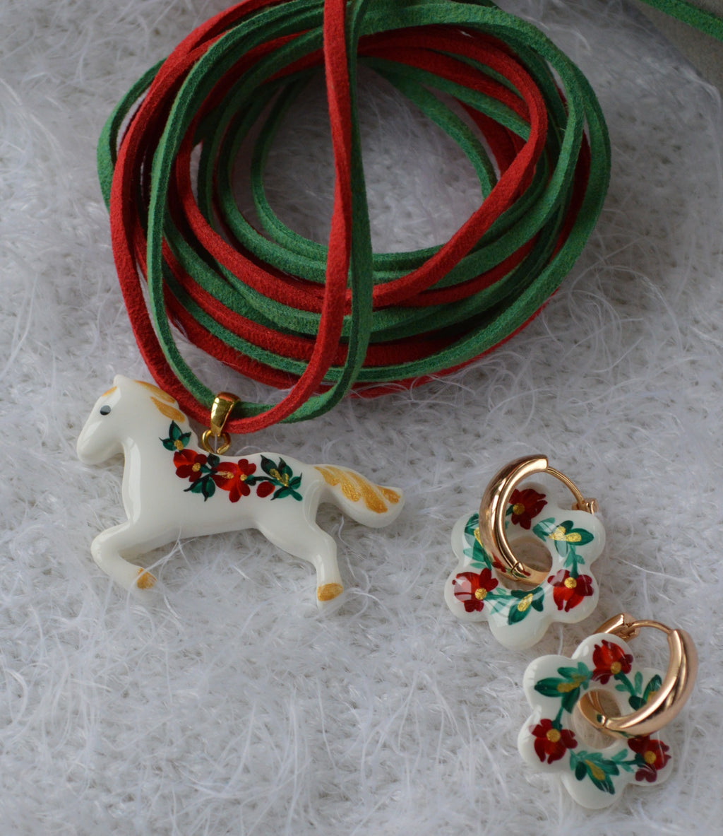 Набір прикрас "Коник + Сережки". Коники, сережки, фурнітура. Шнурочок. Сережки і підвіска коник. Розписний коник. Купити подарунок. Женские украшения бижутерия. Купити набори прикрас зі знижкою.