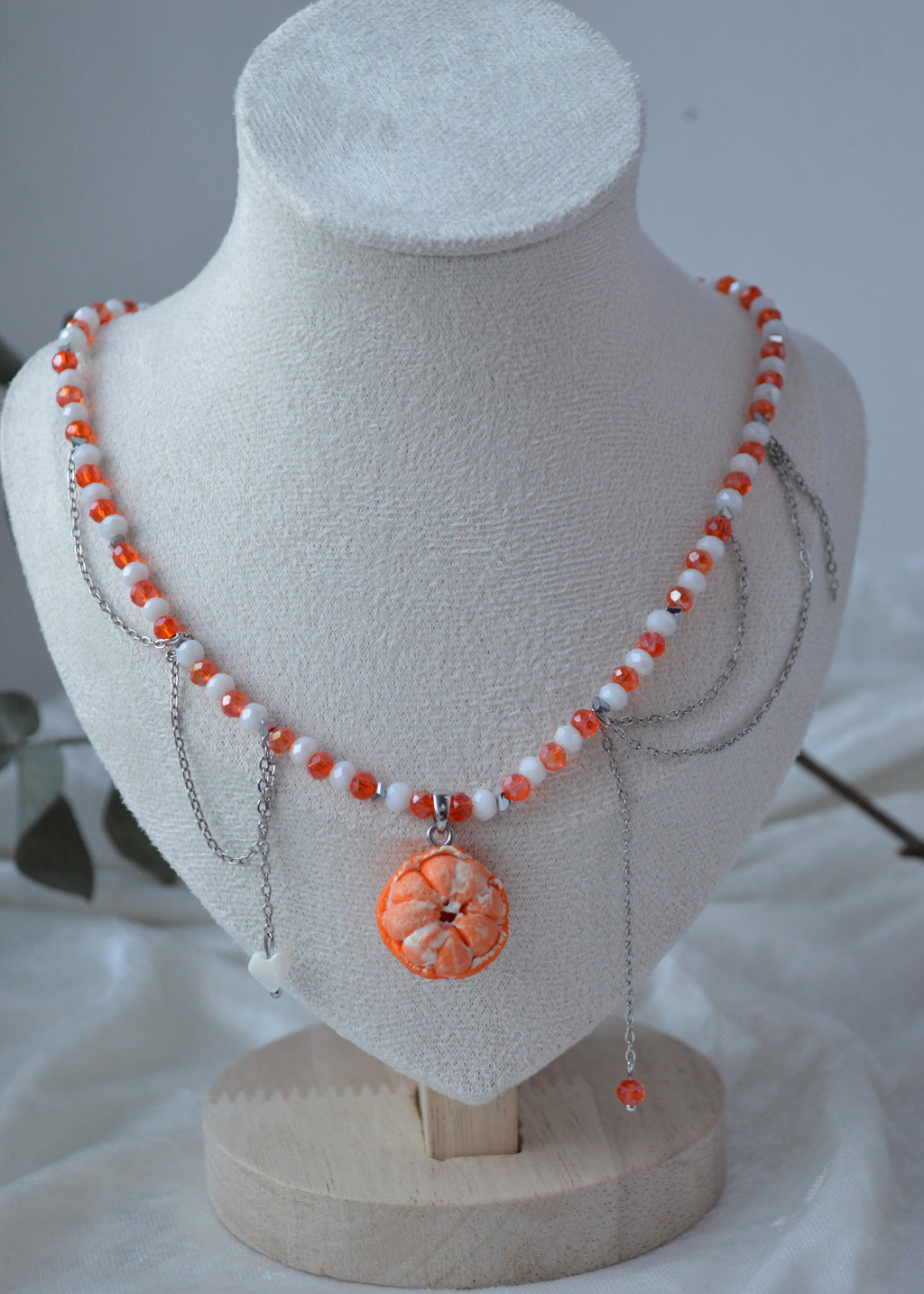 Намисто "Мандаринка з ланцюжками". Підвіска - мандарин з полімерної глини. Мандаринка украшение. Ожерелья мандаринки. Ожерелье с подвеской мандаринкой.