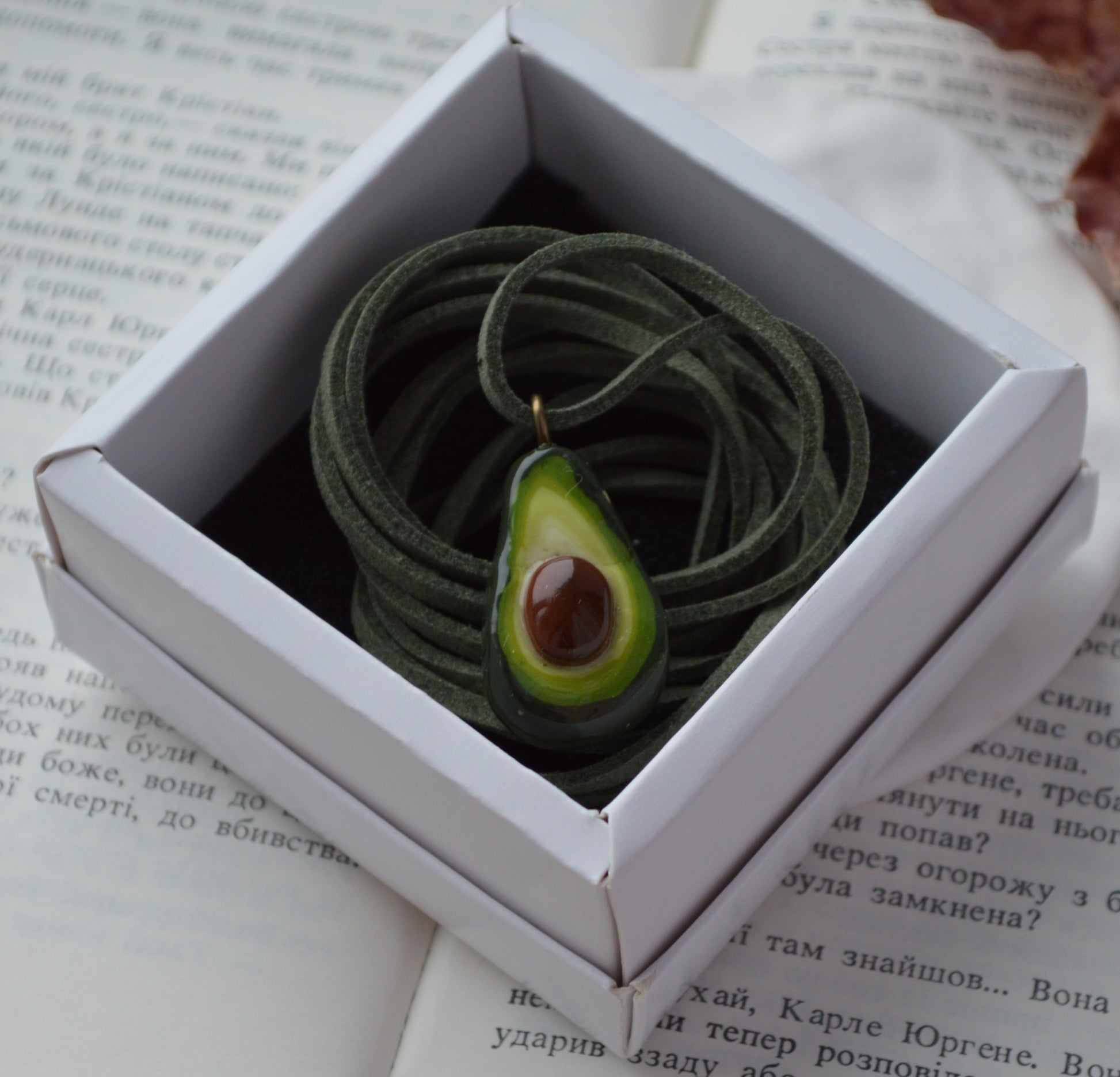 Підвіс авокадо. Прикраса у формі авокадо. Прикраса авокадо украшение. Виріб авокадо изделие. Підвіс авокадо подвес. Підвіска на шию кулон. Купити кулон для дівчини. Прикраса для дружини. 