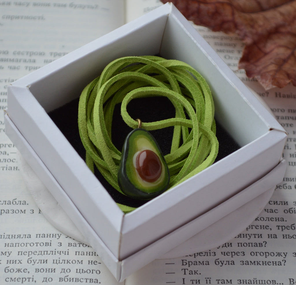 Підвіс авокадо. Прикраса у формі авокадо. Прикраса авокадо украшение. Виріб авокадо изделие. Підвіс авокадо подвес. Підвіска на шию кулон. Купити кулон для дівчини. Прикраса для дружини. 