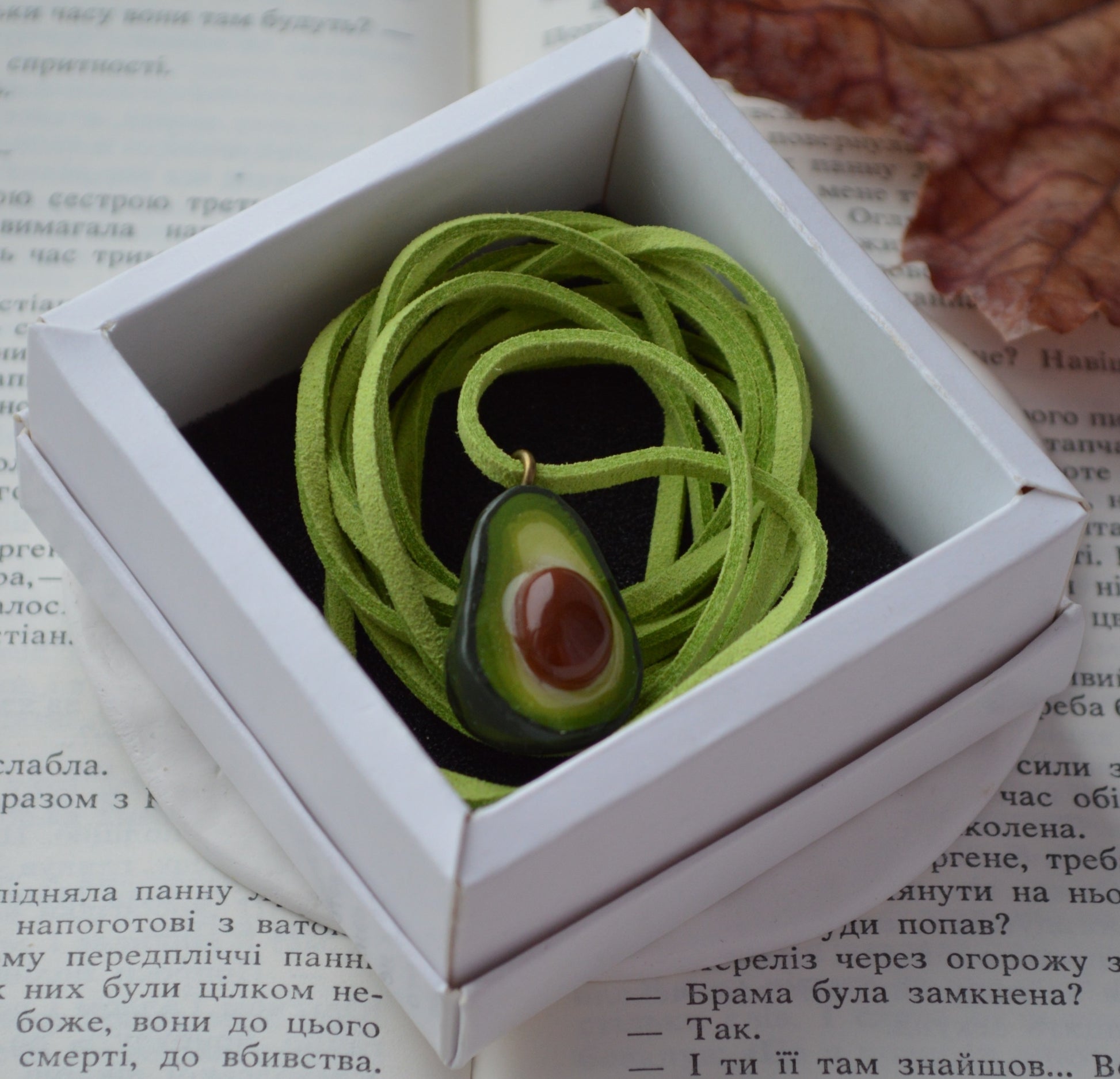 Підвіс авокадо. Прикраса у формі авокадо. Прикраса авокадо украшение. Виріб авокадо изделие. Підвіс авокадо подвес. Підвіска на шию кулон. Купити кулон для дівчини. Прикраса для дружини. 