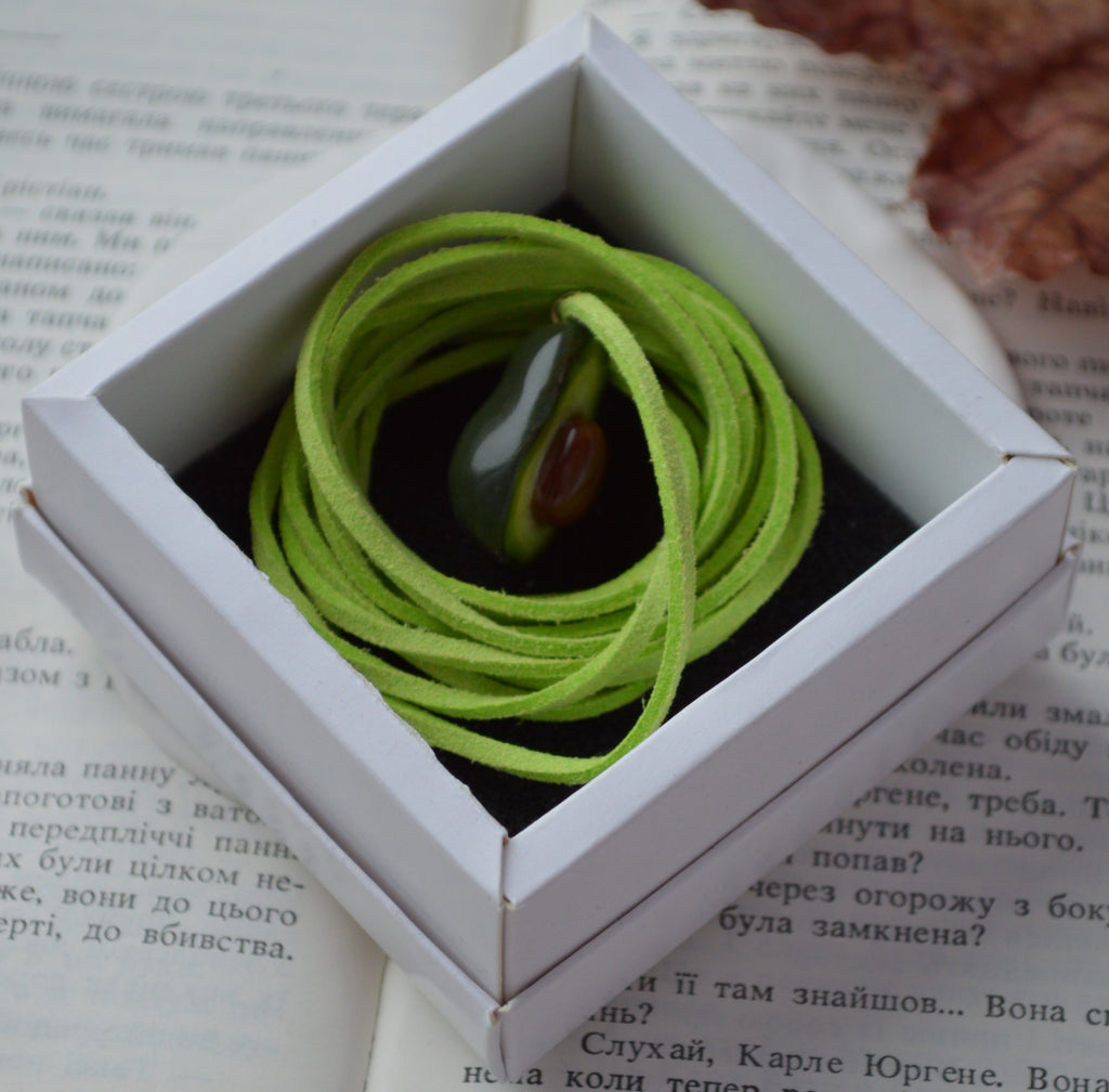 Підвіс авокадо. Прикраса у формі авокадо. Прикраса авокадо украшение. Виріб авокадо изделие. Підвіс авокадо подвес. Підвіска на шию кулон. Купити кулон для дівчини. Прикраса для дружини. 