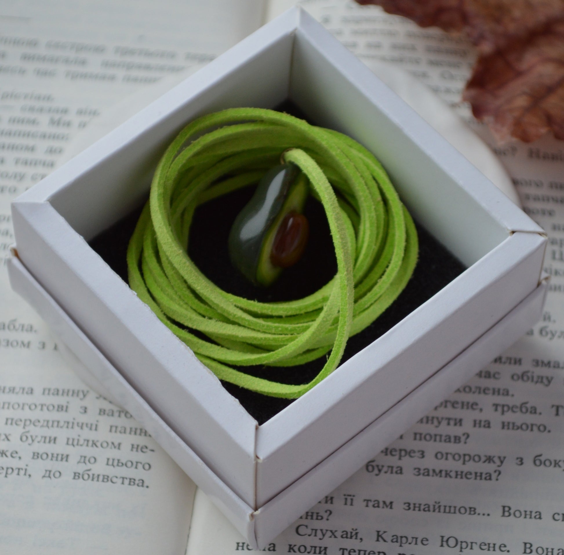 Підвіс авокадо. Прикраса у формі авокадо. Прикраса авокадо украшение. Виріб авокадо изделие. Підвіс авокадо подвес. Підвіска на шию кулон. Купити кулон для дівчини. Прикраса для дружини. 