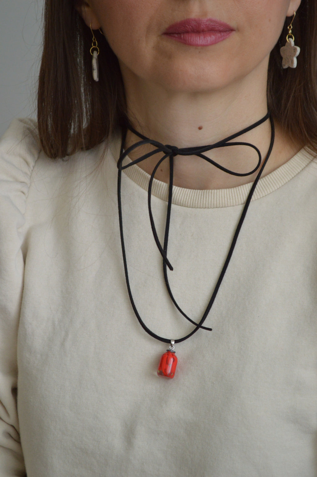 Підвіска баночка консервації ручної роботи з полімерної глини. Кулон на шнурку. Подвеска баноска консервации. Купити реалістичний подарунок любительці овочів, помідорок, огірочків.